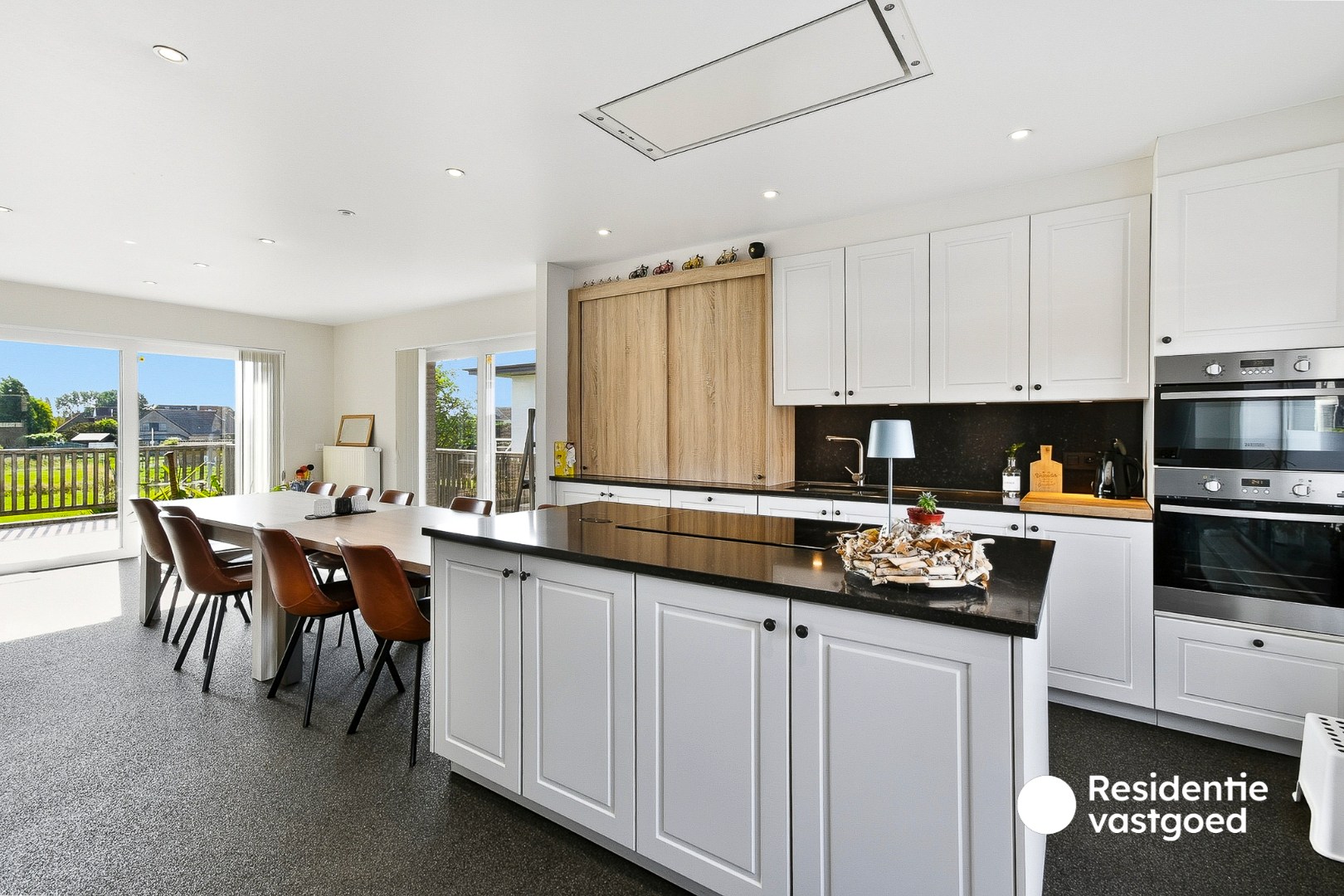 Ruime en instapklare villa met 4 slaapkamers, garage, tuin en 2 terrassen 