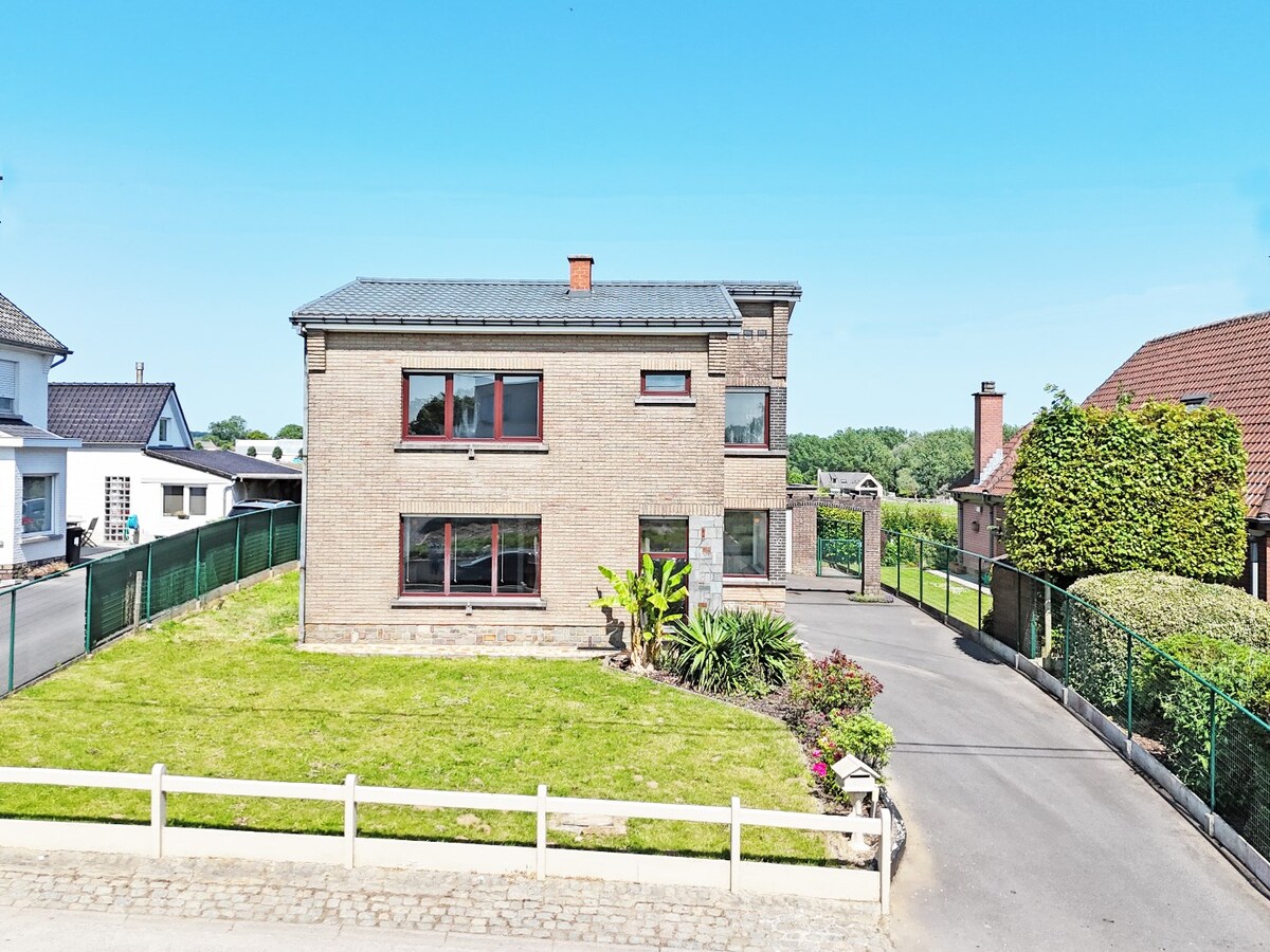 Ruime, te renoveren OB met garage te Zottegem 