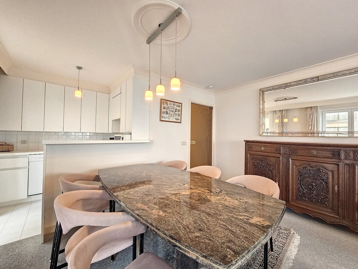 Appartement en angle unique avec une grande terrasse et vue sur la mer ! 