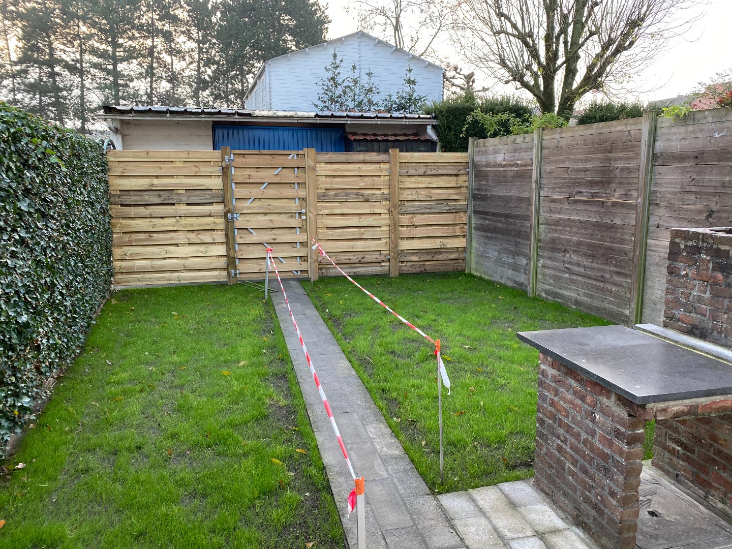 Verrassend ruime en gerenoveerde stadswoning met garage en uitweg! 