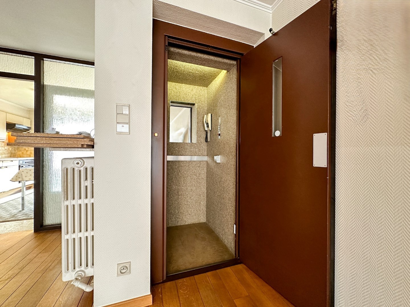 Stadswoning met potentieel, private garage, terras en tuin, mét lift, Torhout 