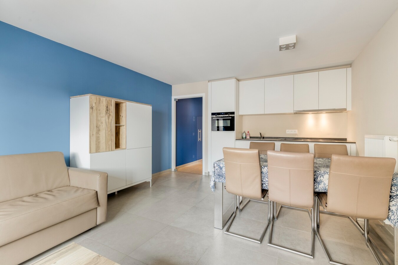 Appartement à la déco moderne situé au 5e étage, rue Ankerweg, à La Panne : un point de départ idéal pour profiter pleinement de la vie au bord de la mer. 