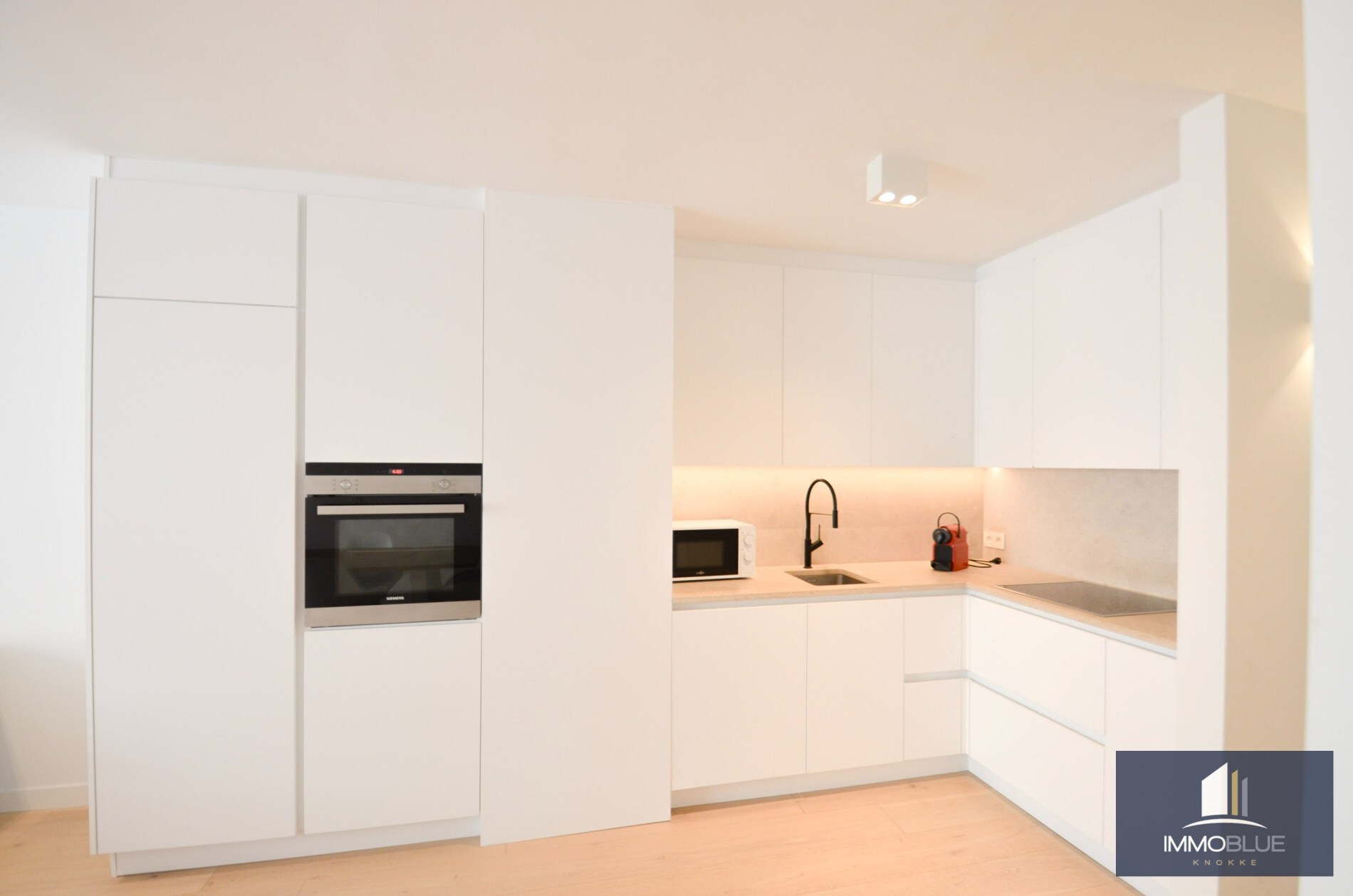 Volledig gerenoveerd, lichtrijk appartement op wandelafstand van zee en het commercieel centrum. 