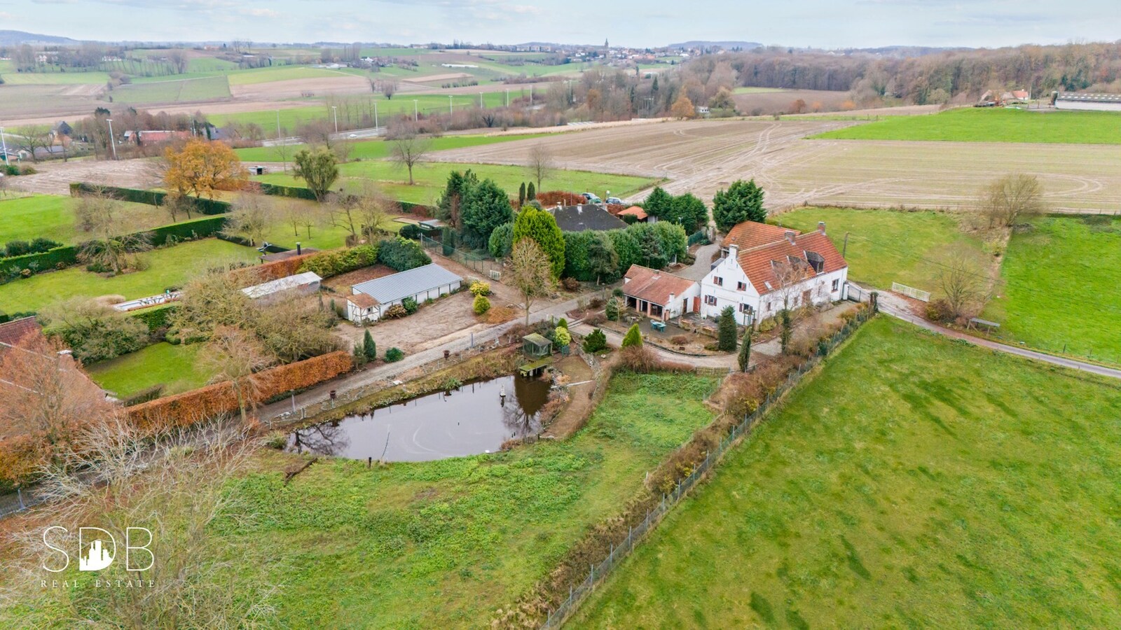 Authentieke hoeve met bijgebouwen met graslanden op circa 8.750m² 