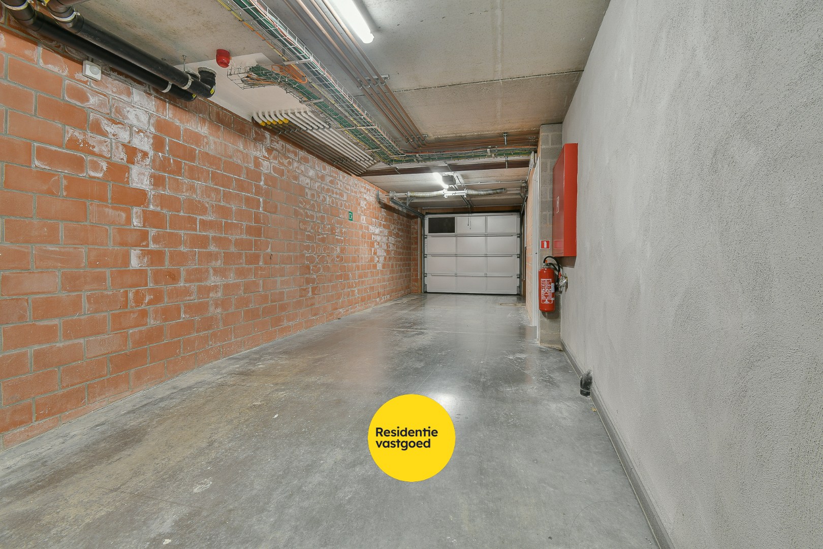 Private autostaanplaats in afgesloten complex te Bredene 