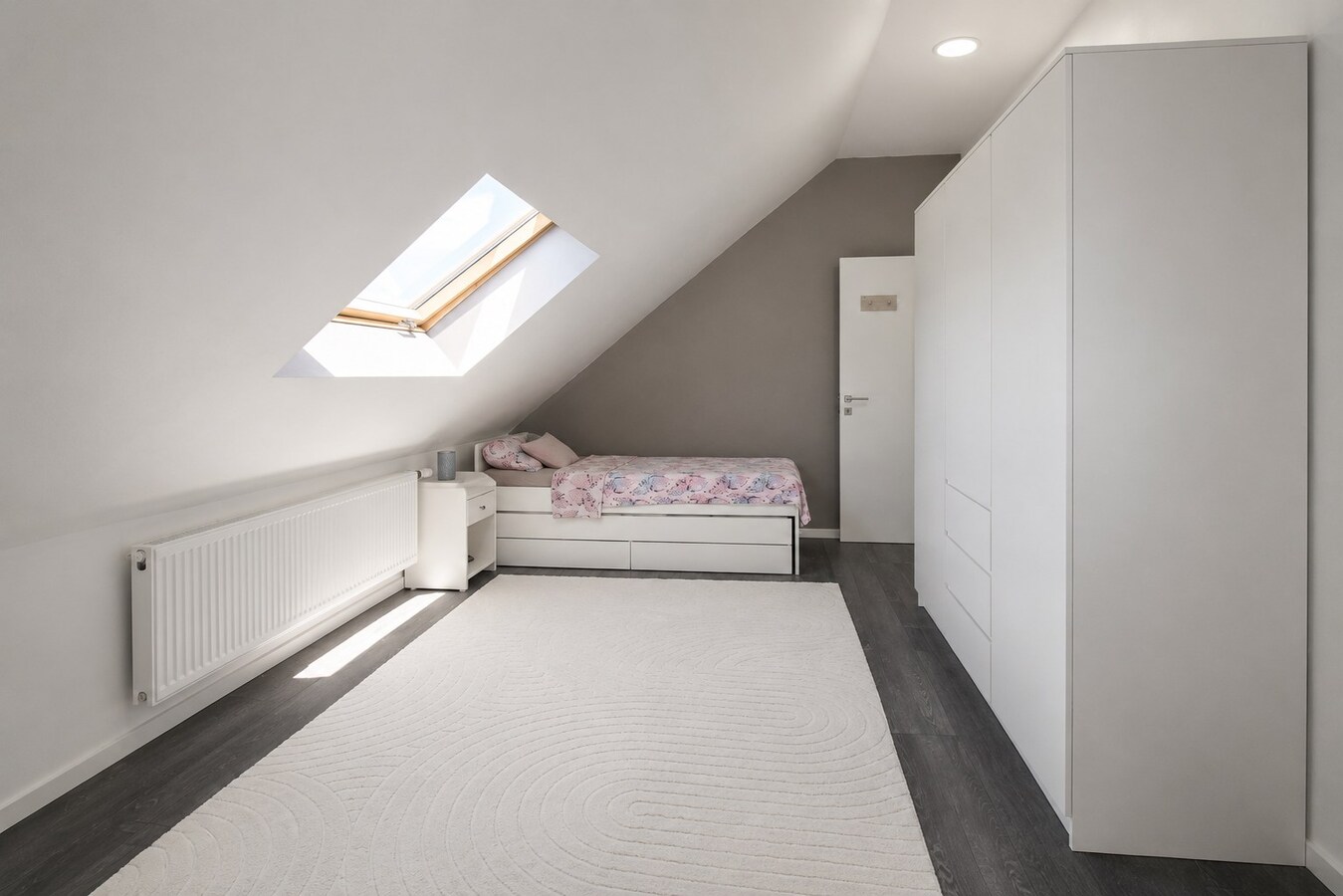 Rustig gelegen en instapklare gezinswoning met 3 slaapkamers, 2 badkamers en diepe tuin in Temse! 