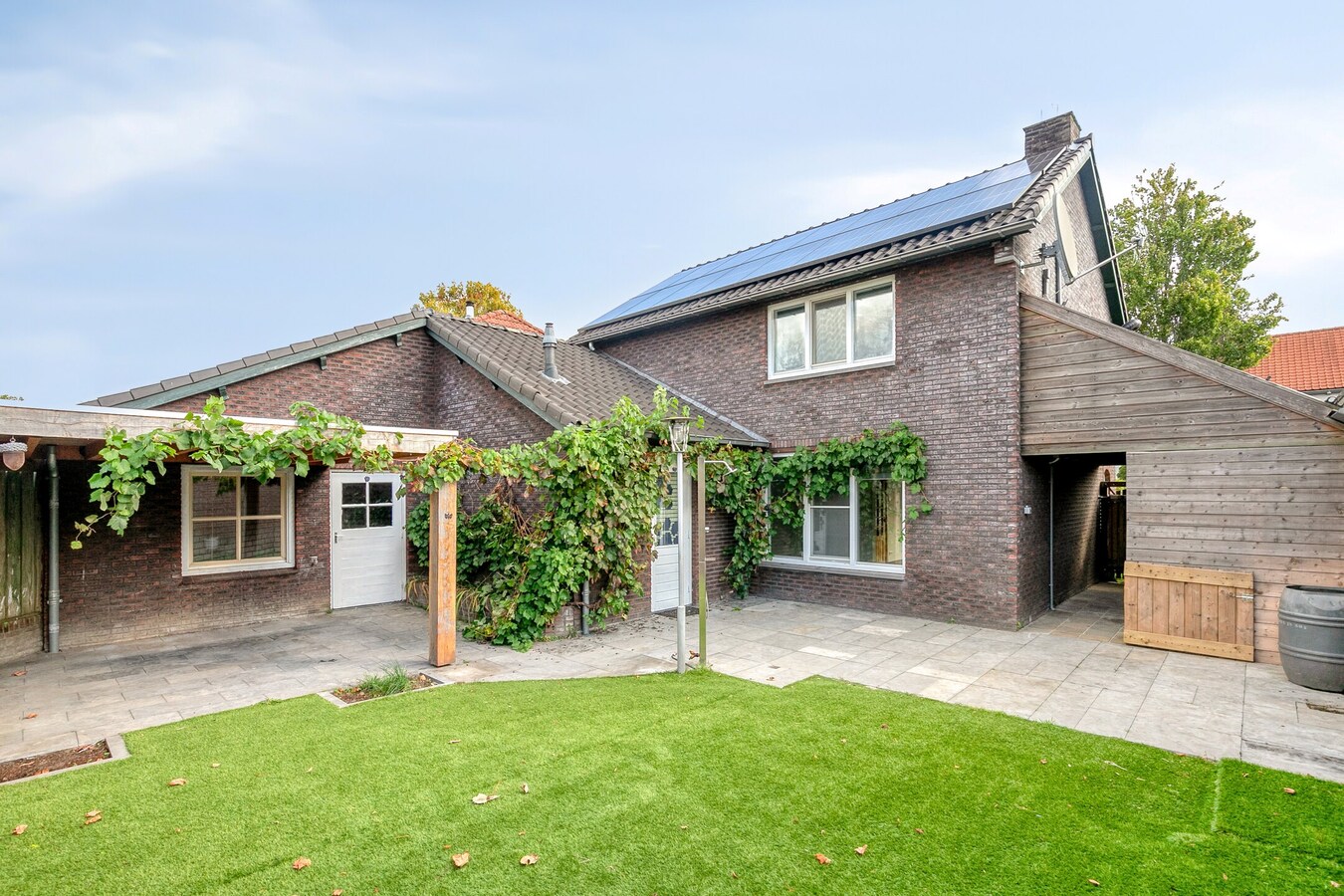 Volledig gerenoveerde woning met garage en carport gelegen aan de Beukenlaan 13 te Reusel. 
