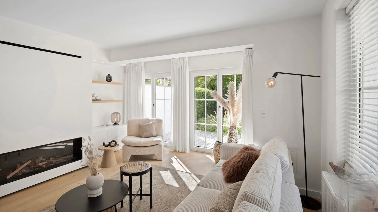 Gezellige villa in een paadje op een zeer centrale ligging, net naast het commerciële centrum van Knokke en op wandelafstand van de zee. 