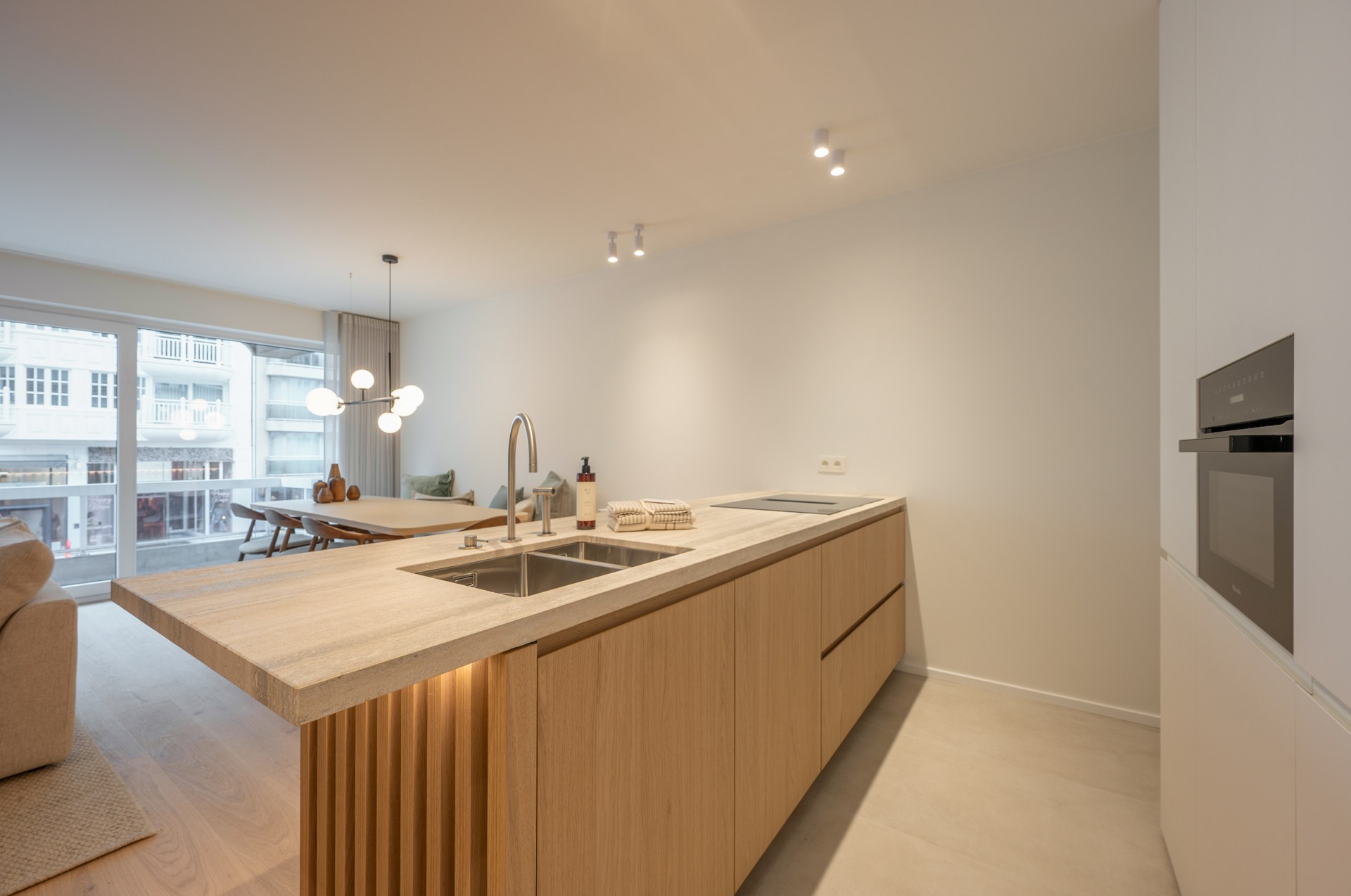 Prachtig gerenoveerd appartement met 3 slaapkamers centraal gelegen op de Lippenslaan te Knokke. 