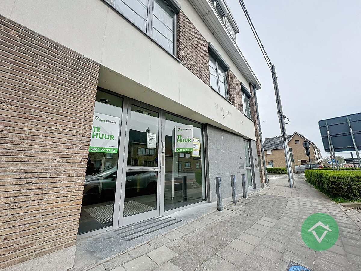 Commerciële toplocatie in Vleteren met burelen, vergaderruimtes en parking 