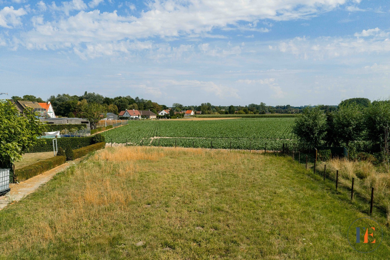 Bouwgrond op prachtige locatie. Zuid gericht/18 meter breed 