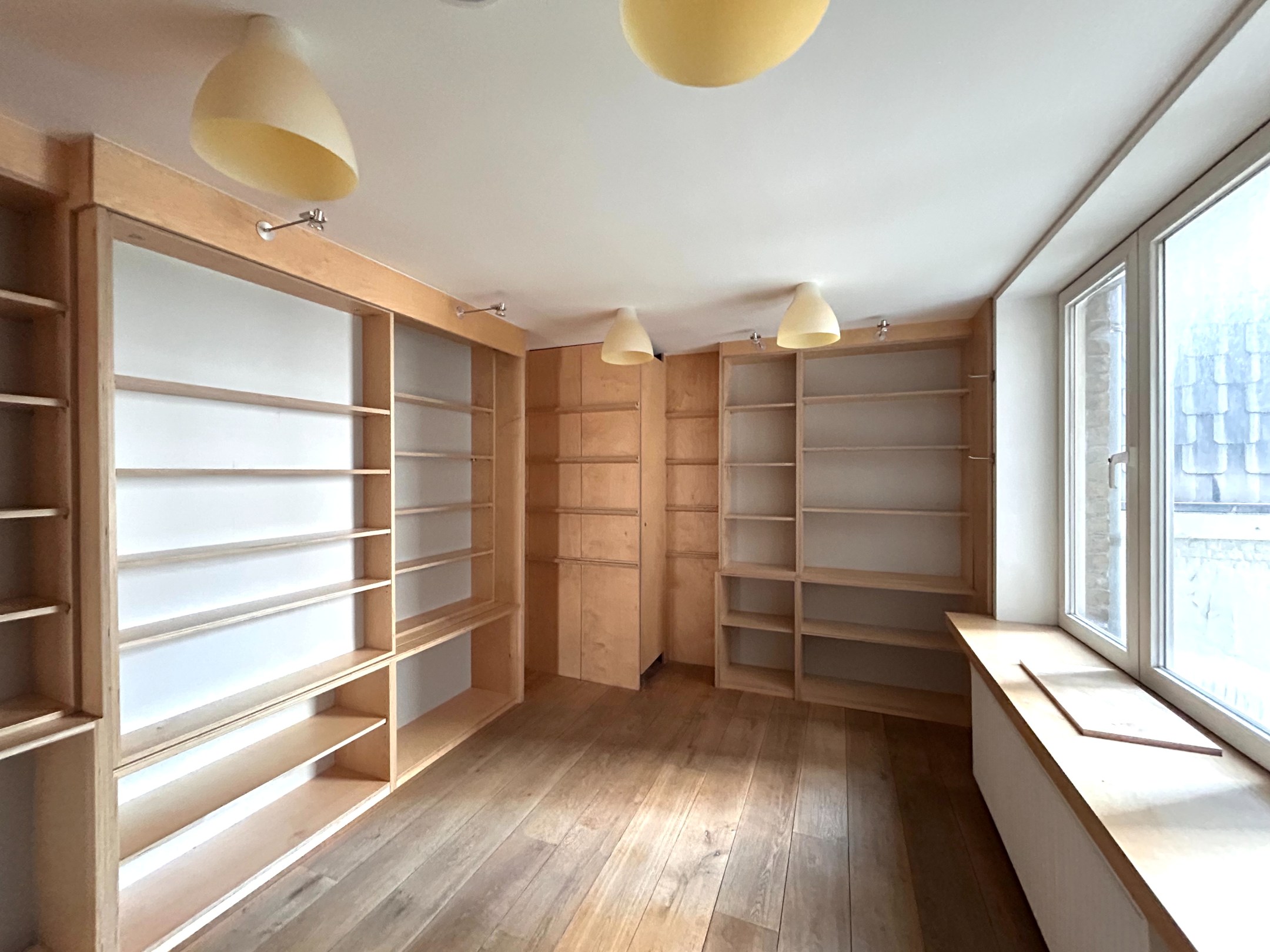 Handelspand op toplocatie aan de zeedijk. 