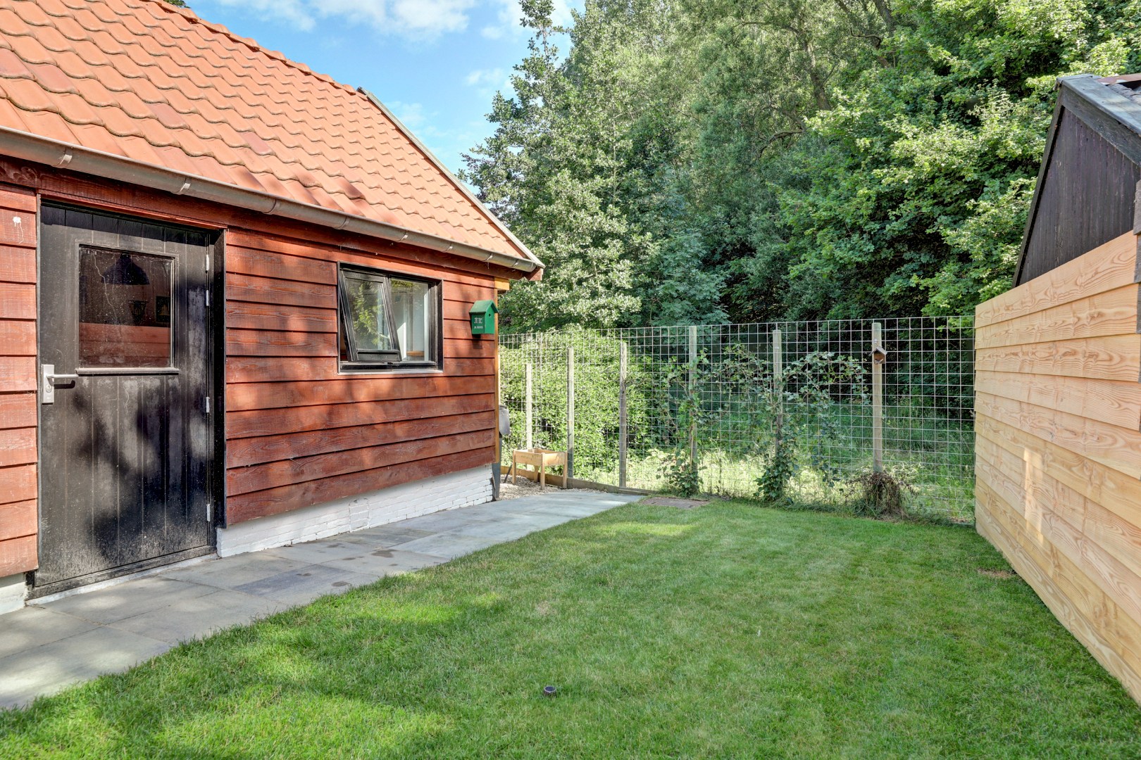 Instapklaar en tot in de puntjes verzorgd, met twee slaapkamers en een fraai verbouwde schuur voor praktijk, werk of hobby. 