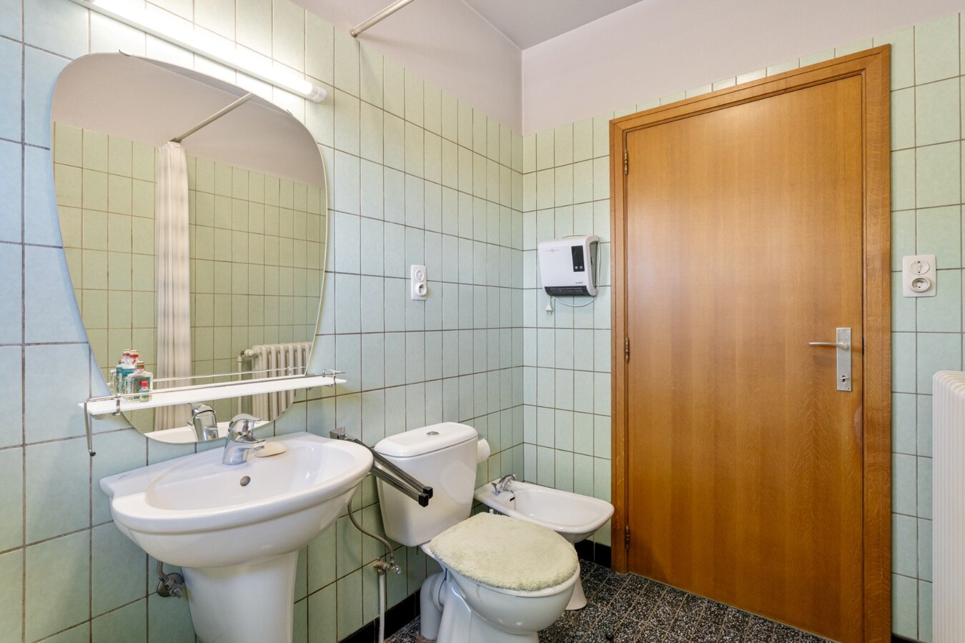 Gelijkvloerse gezinswoning op een ruim perceel van 9a51ca op een rustige locatie met uitzicht op achterliggende weilanden! 