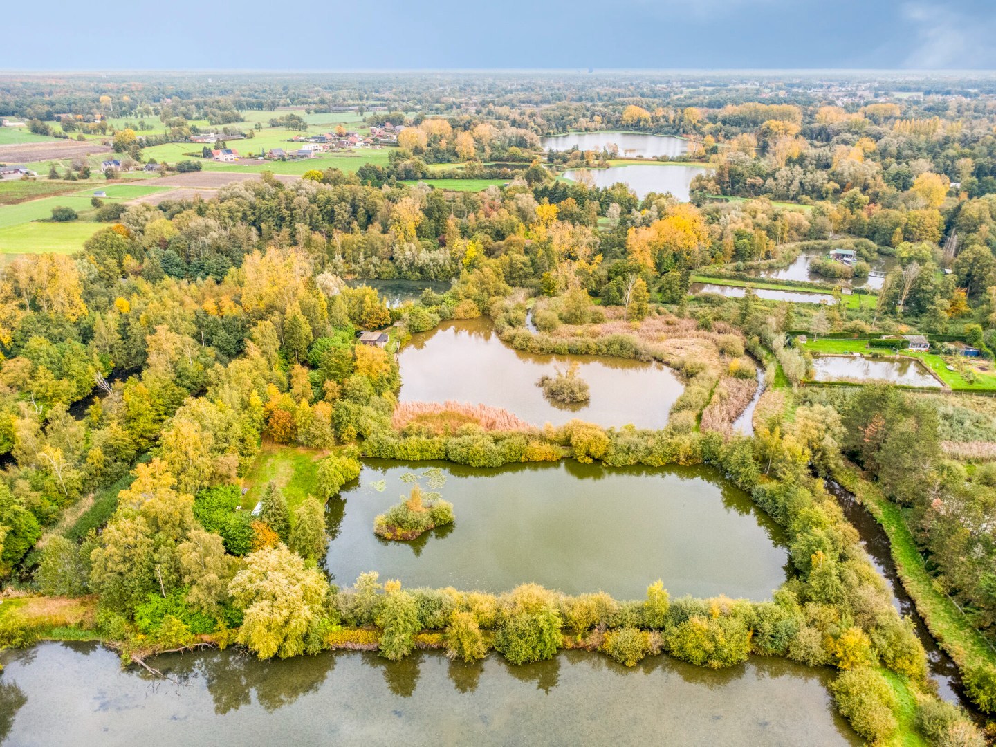 Uniek perceel van 2 ha. en 34 are met 3 prachtige vijvers 