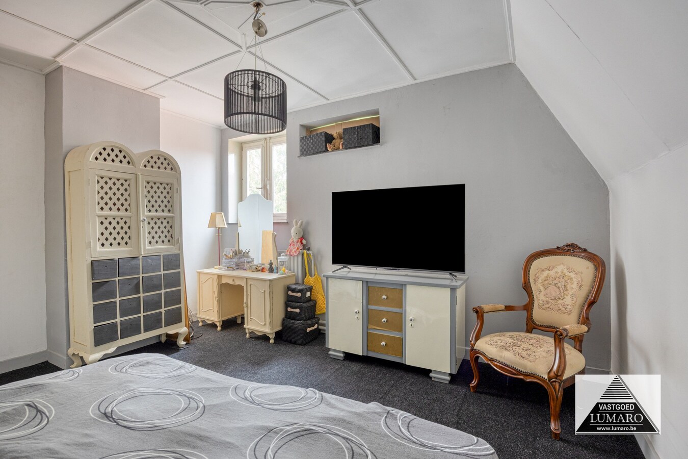 Charmante, op te knappen woning op perceel van 4.600 m² 