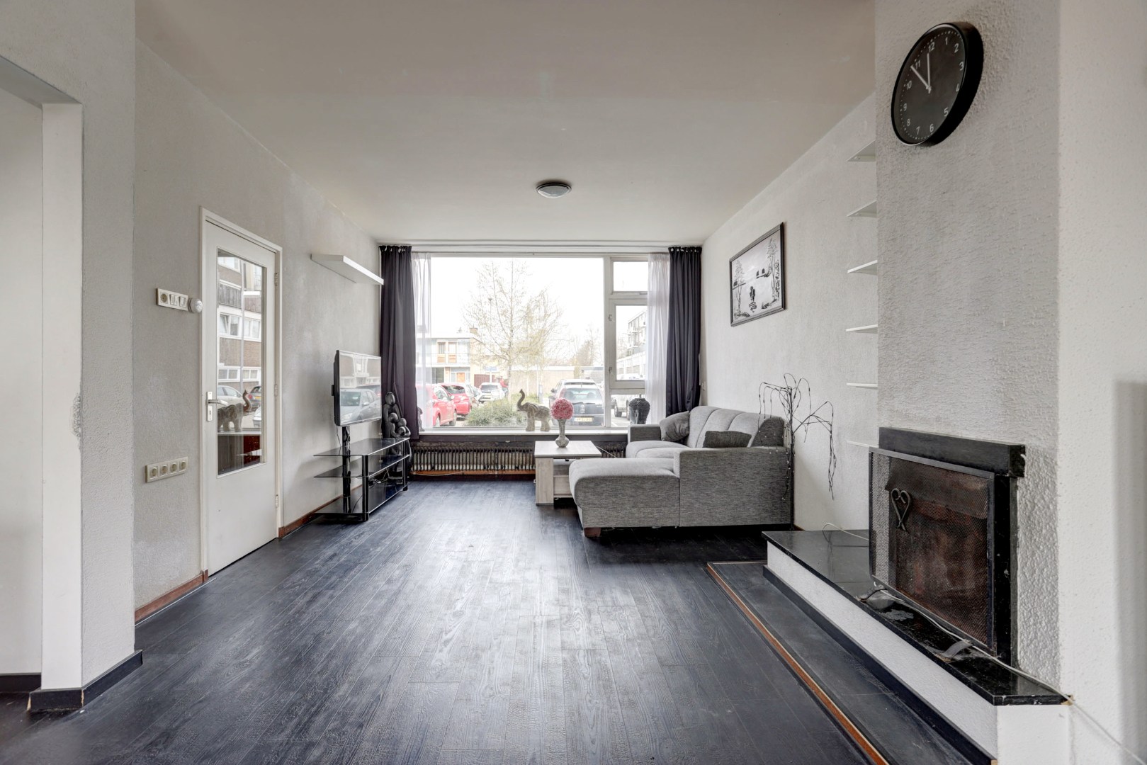 In het geliefde "Lage Land' is gelegen deze uitgebouwde 5-kamer tussenwoning met zonnige en diepe tuin en geheel gelegen op eigen grond. 