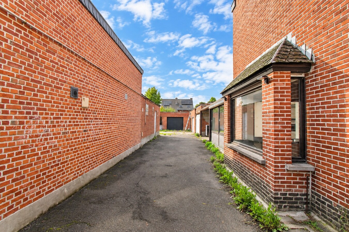 Te koop: Rustig gelegen halfopen bebouwing met 4 slaapkamers, 4 garages en ruime tuin in Sint-Niklaas 