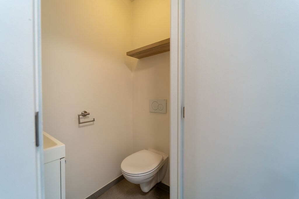 GUNSTIG GELEGEN 2 SLAAPKAMER APPARTEMENT 94 M² MET ONDERGRONDSE AUTOSTANDPLAATS EN KELDERBERGING IN HET CENTRUM VAN ZOLDER 