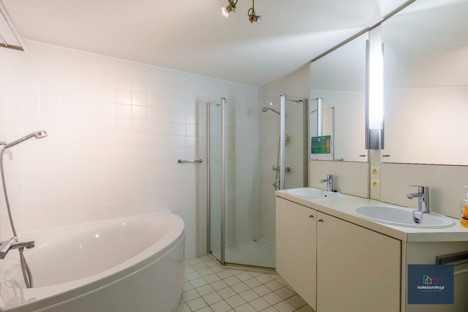 Luxueuze kantoorloft met inpandige staanplaats  en kelderberging  te Coupure Rechts. 