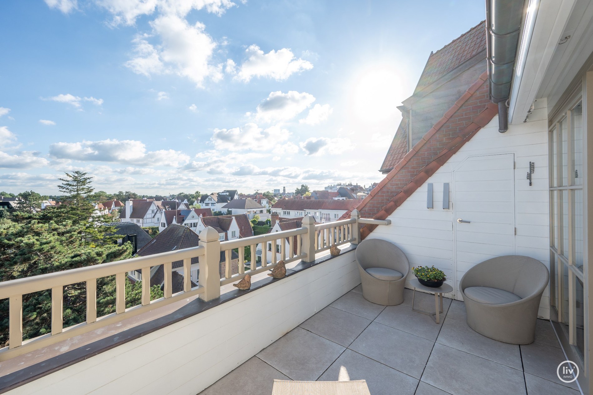 Uitzonderlijk dakappartement met een schitterend zonneterras en een prachtig open zicht over de villa's van het Zoute, gelegen tussen het centrum van Knokke. 