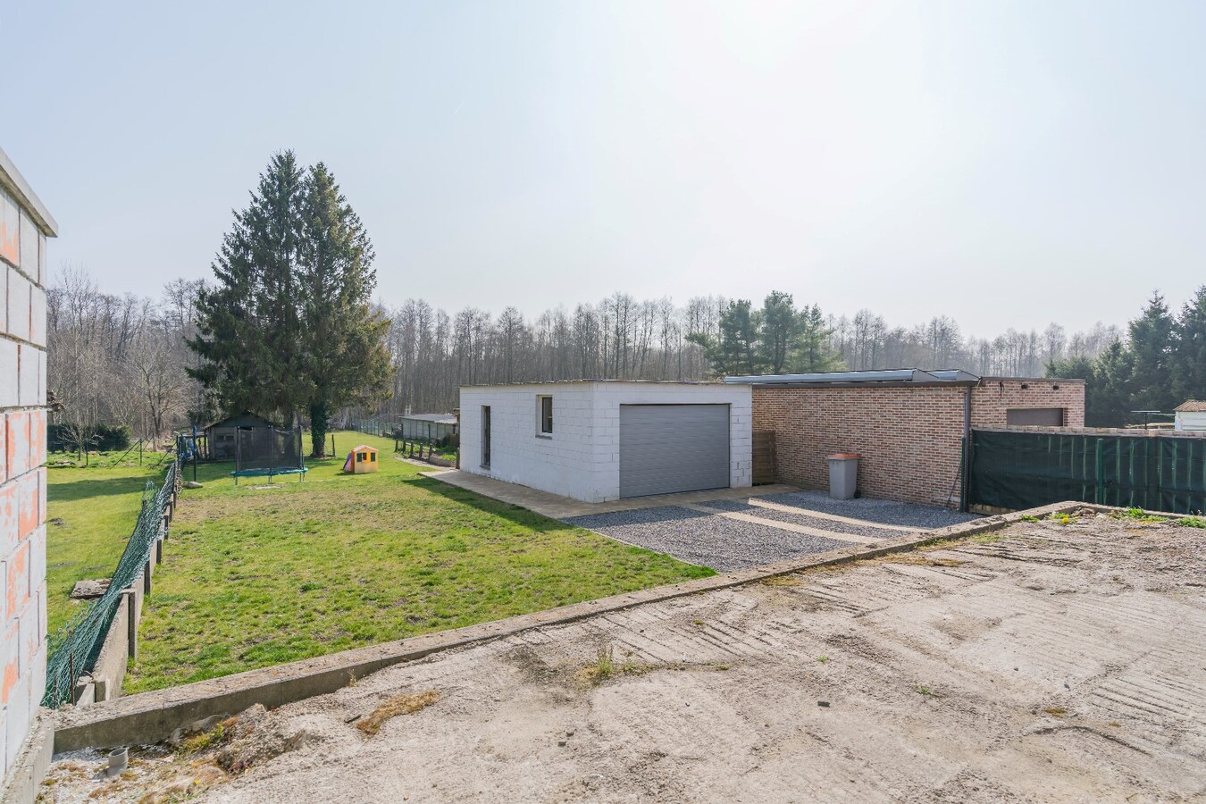 Gerenoveerde woning met drie slaapkamers op groot perceel 