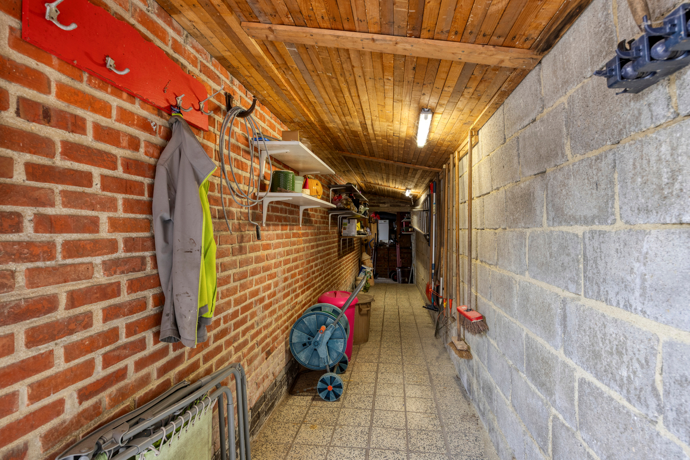 Vrijstaand landhuis voor gelijkvloers wonen. 2 slaapkamers. Tuin, berging, garage. 