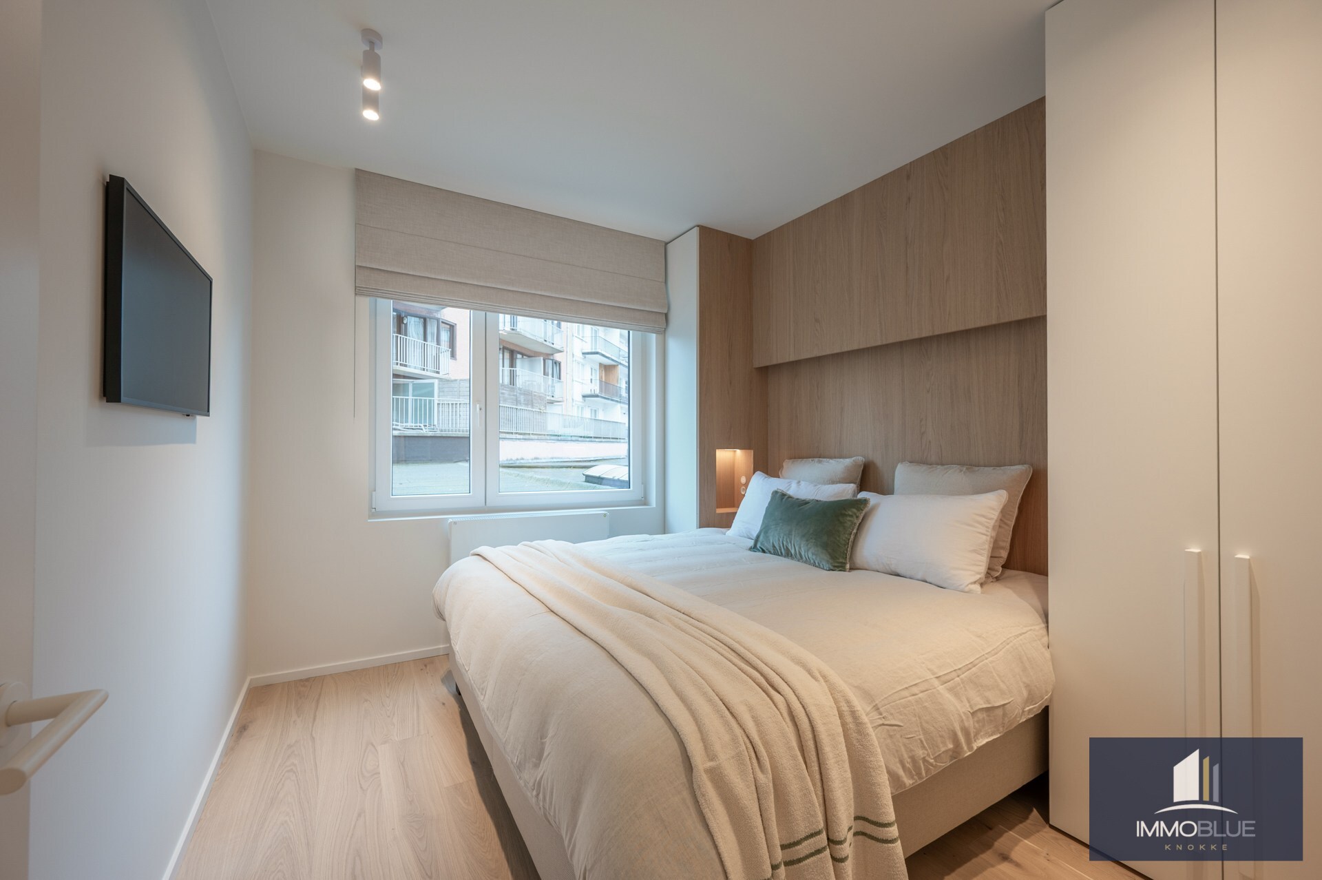 Appartement lumineux, entièrement rénové, avec trois chambres et une largeur de façade d’environ 5,5 mètres, idéalement situé à proximité de l’avenue Dumortier. 