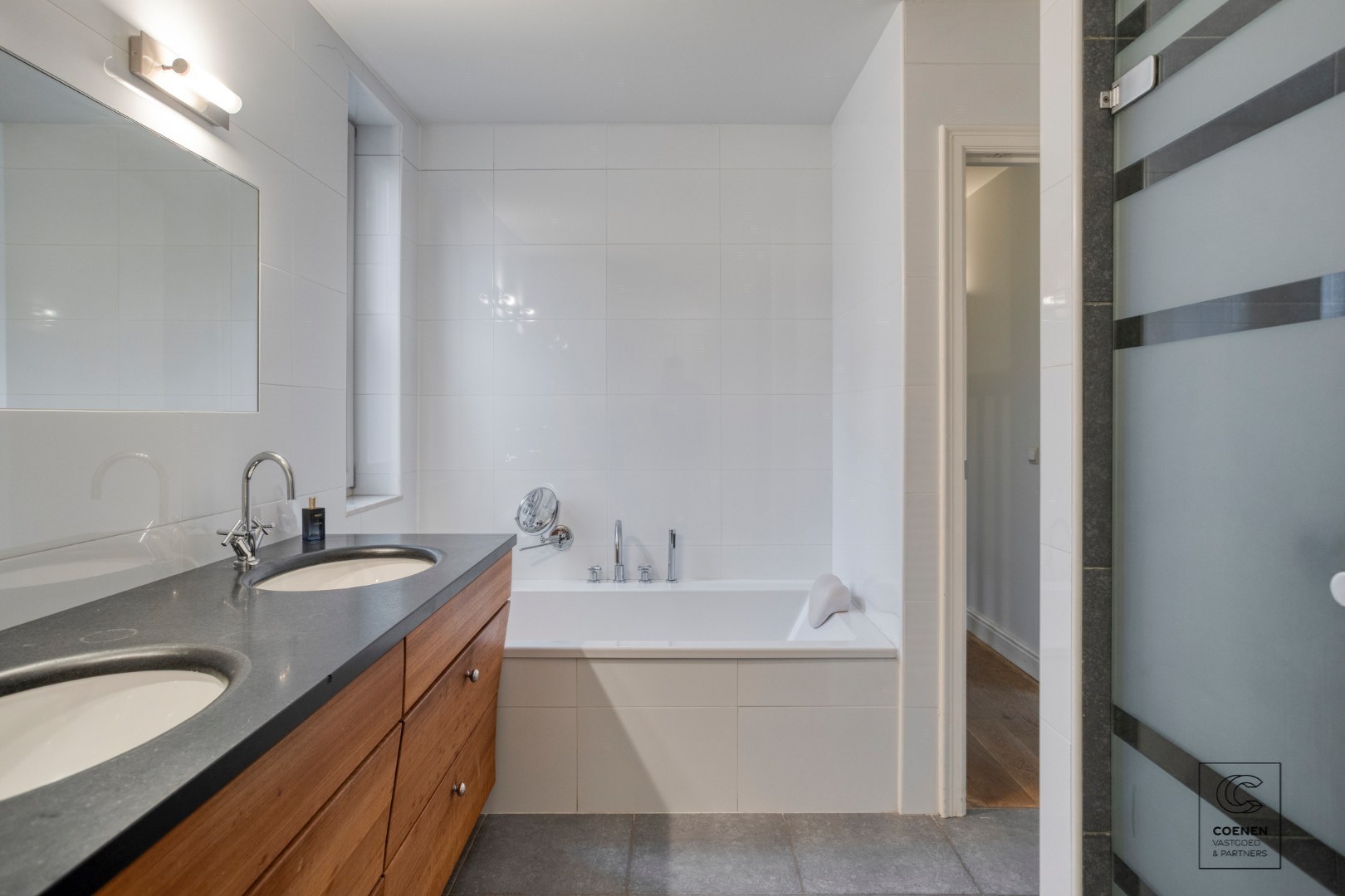 Prachtige woning met een bew. opp. van 302 m², 6 slpk, 3 bk en prachtige tuin met zwembad 