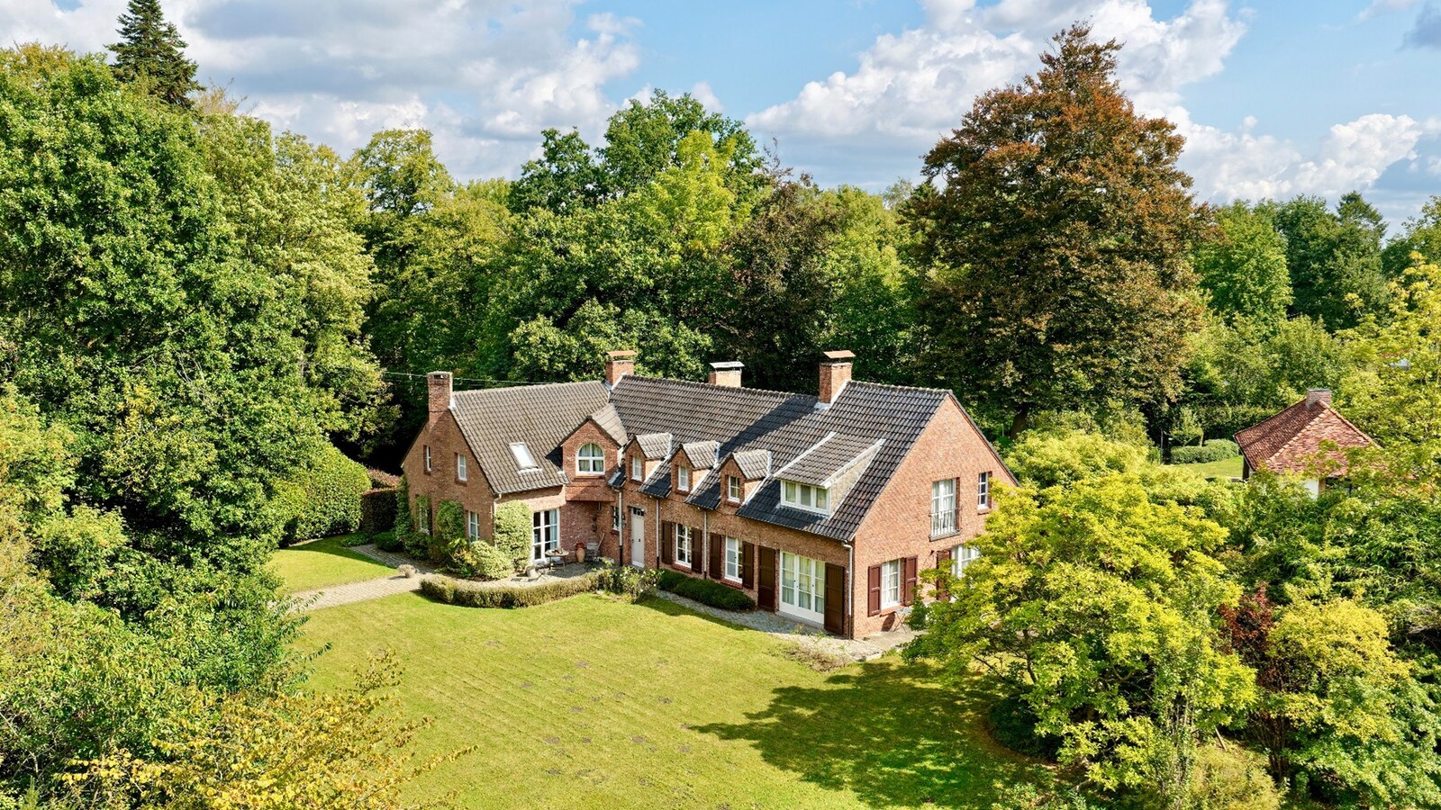 Exclusief kasteeldomein met 6 residenties en een feestzaal op ca. 42 ha te Zandhoven 