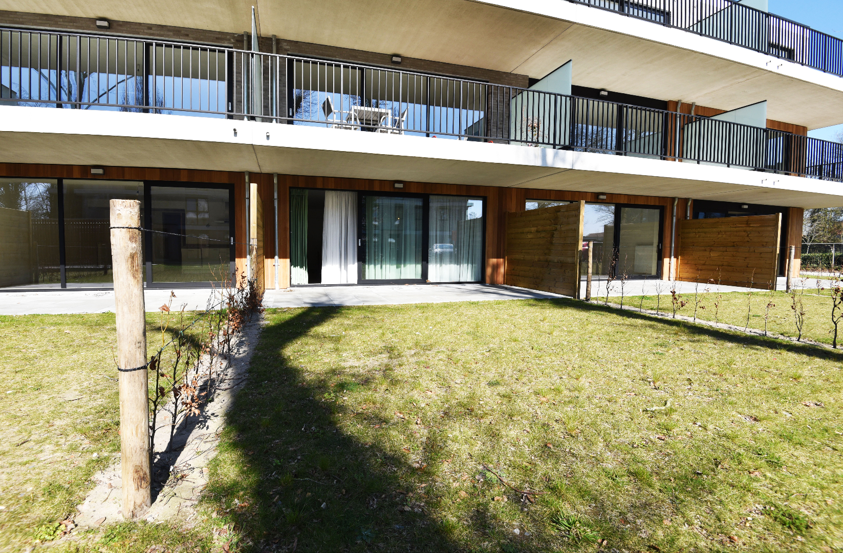 Nieuwbouw gelijkvloers app. met 2 slpks, tuin en terras te Adegem 