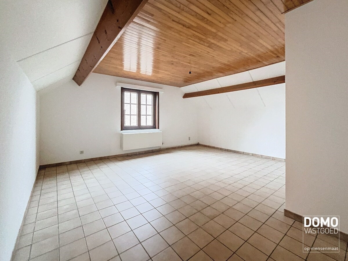 RUIME GEZINSWONING MET 4 SLAAPKAMERS, TUIN EN INPANDIGE GARAGE TE HERK-DE-STAD 