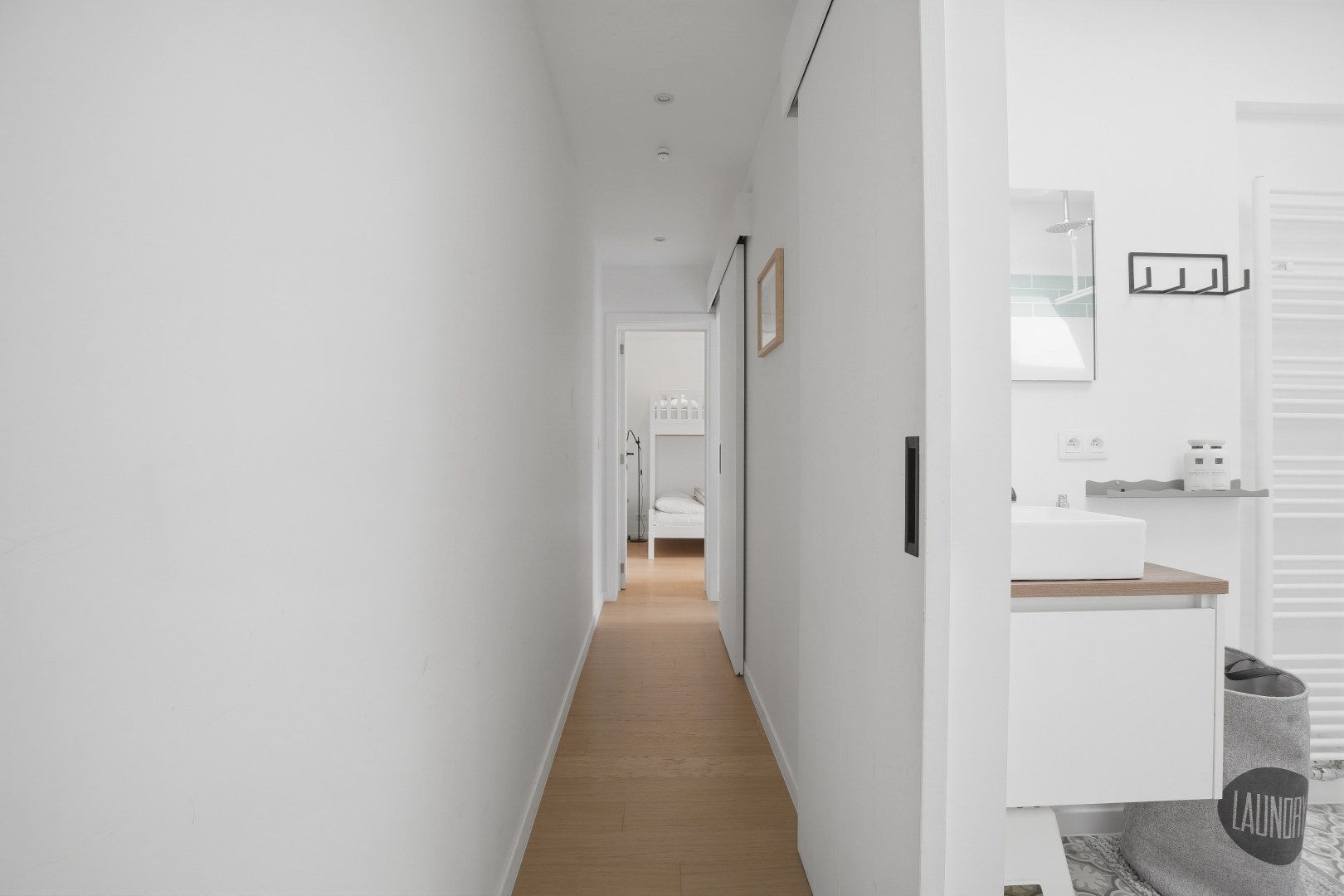 Subliem gerenoveerde herenwoning met 6 slaapkamers inclusief garage in Nieuwpoort-Stad op 135 m². 