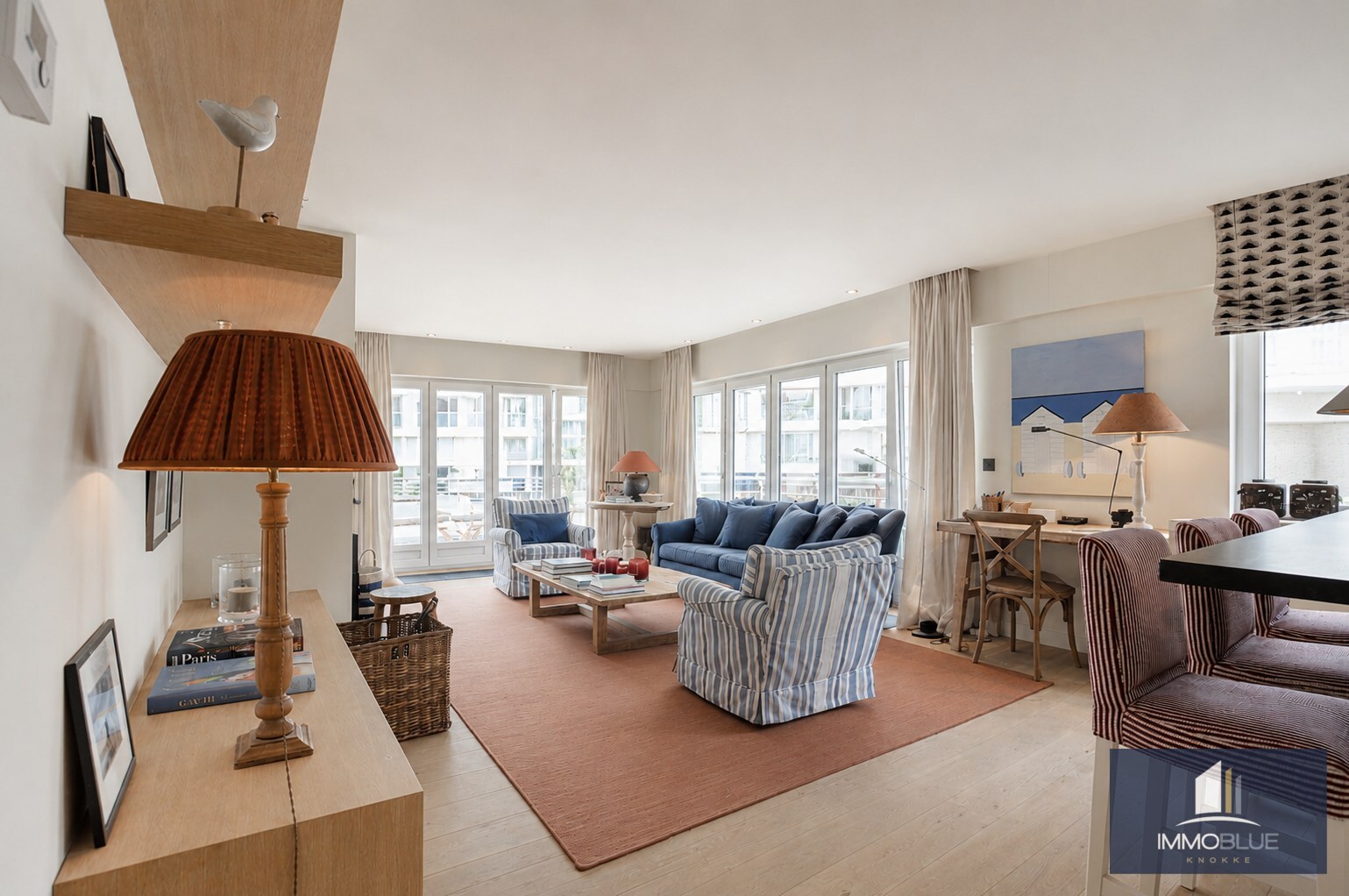 Stijlvol hoekappartement met tijdloze elegantie en een open zicht op de Kustlaan. 