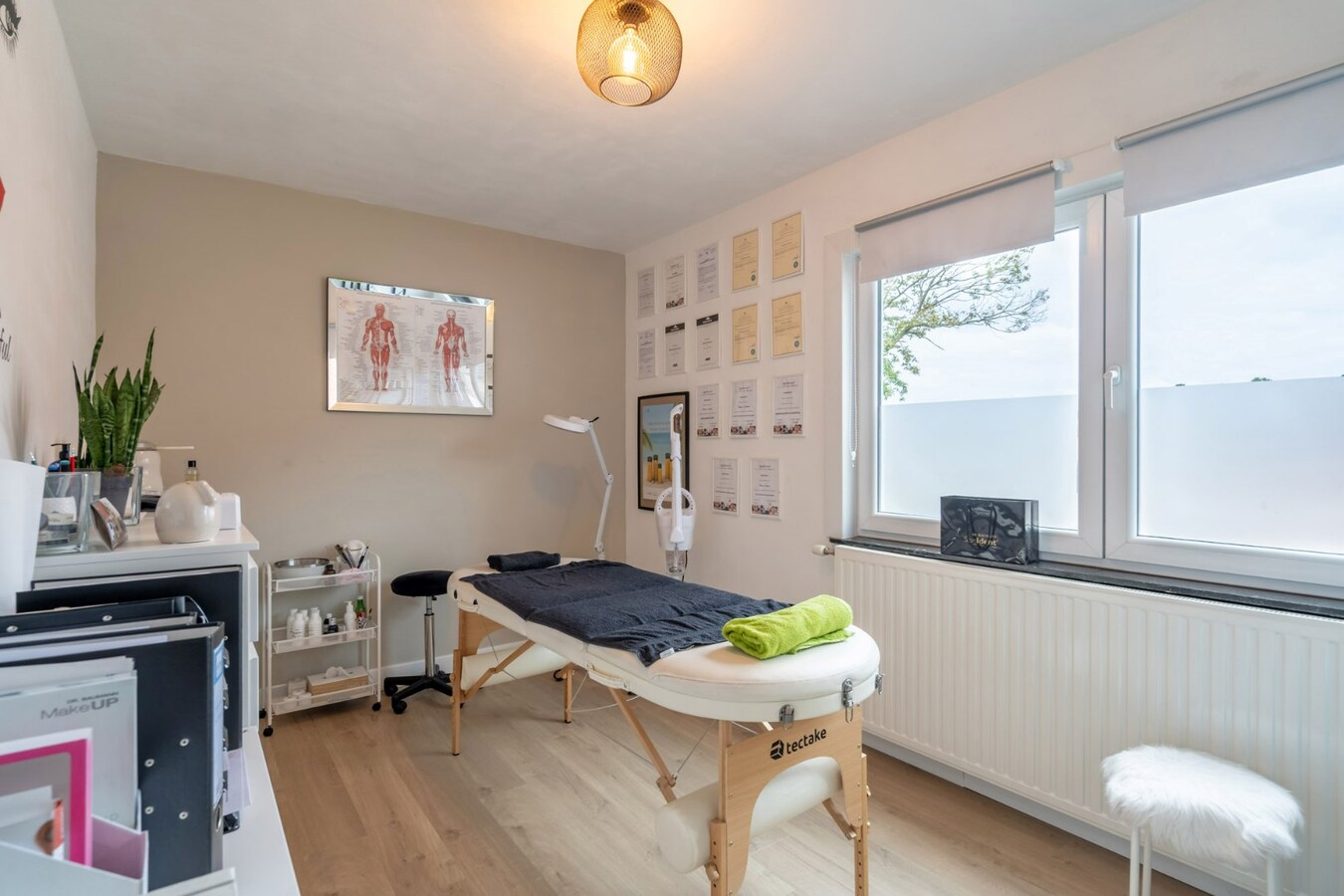 Gerenoveerd appartement met 2 slaapkamers en garage 