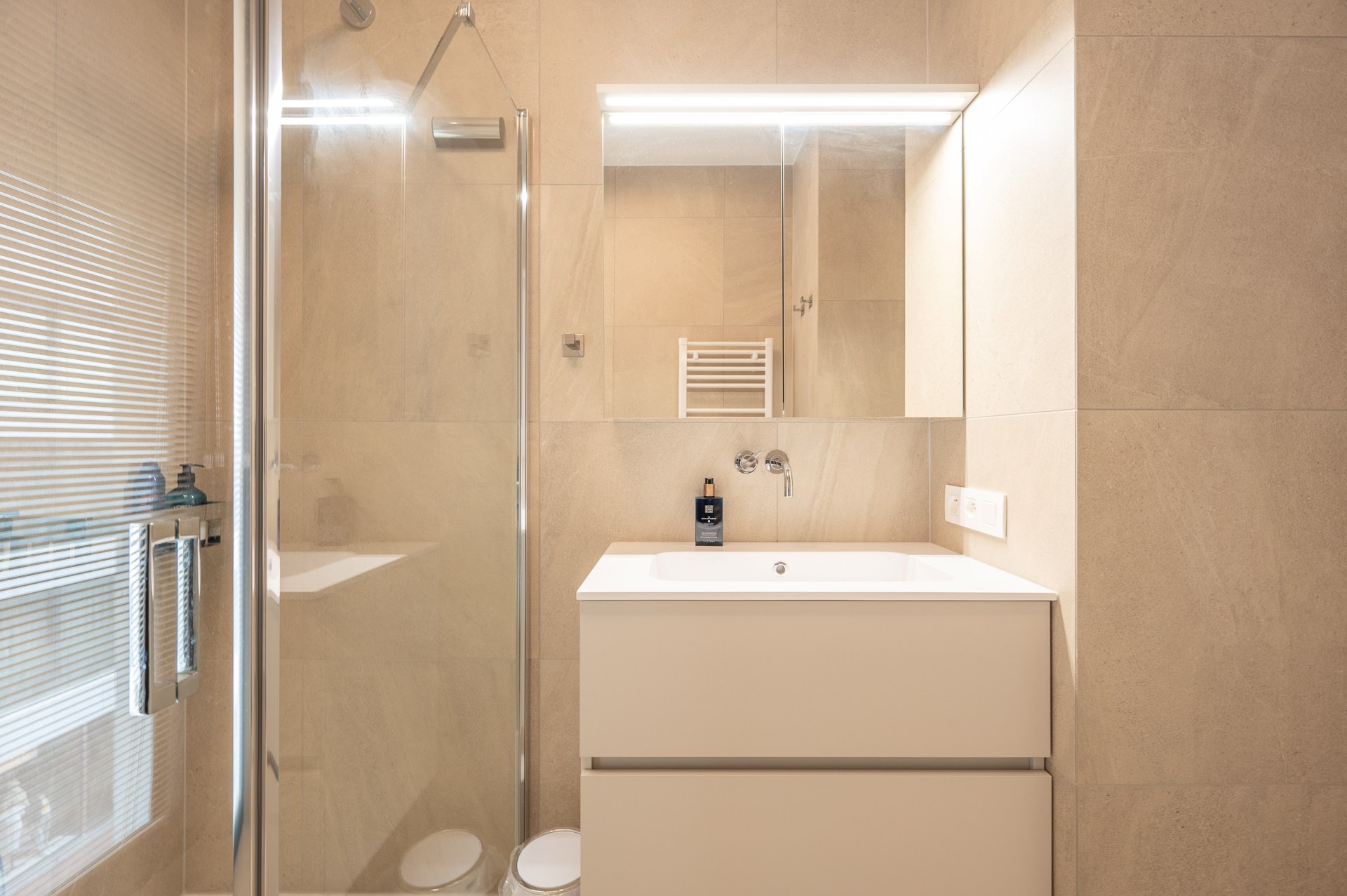 Op de tweede verdieping van de exclusieve residentie Triangle Vert, een gebouw geïnspireerd op de iconische Flat Iron in New York, vindt u dit uitzonderlijke hoekappartement. 