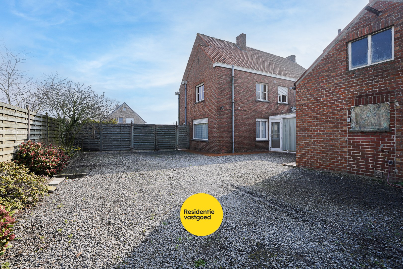 Te renoveren half-open bebouwing in Zerkegem 