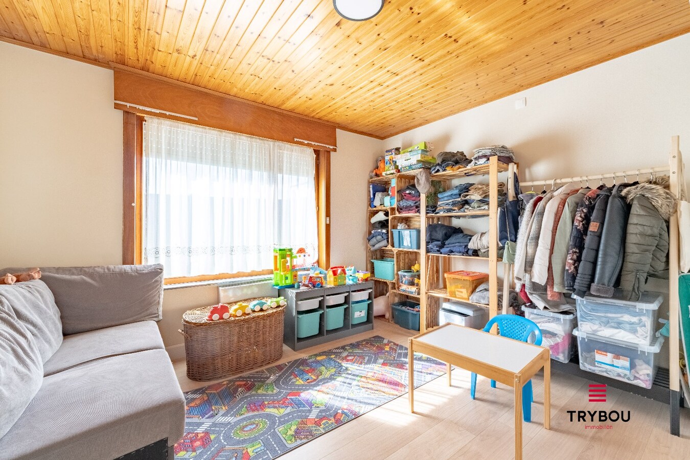 Instapklare gezinswoning met garage en prachtige tuin in rustige straat 