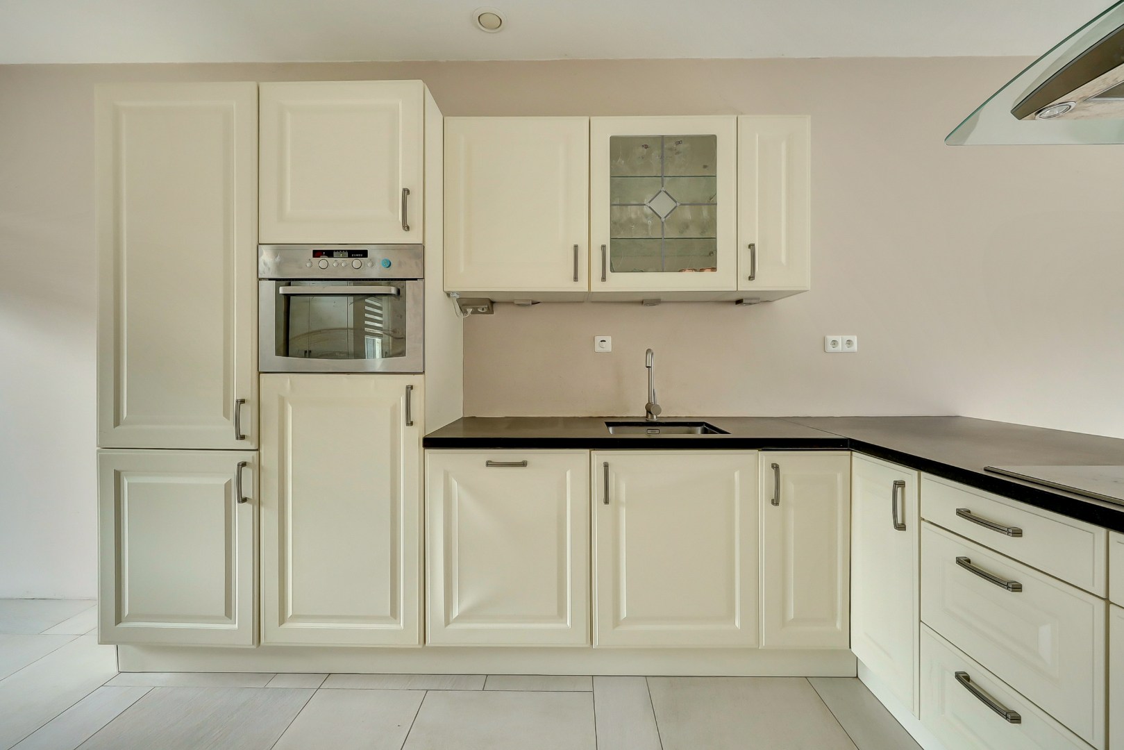 In de jonge woonwijk Nesselande in deelplan Haag en Park gelegen 5 kamer tussenwoning met houten berging en parkeerplaats op 131 m² eigen grond. 