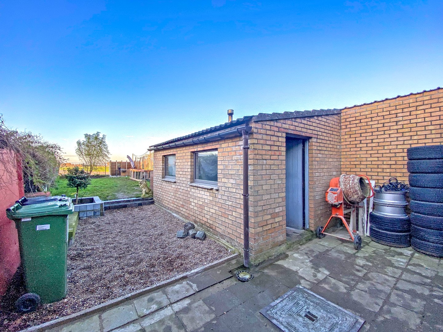 Instapklare woning met zongerichte tuin te Beauvoorde! 