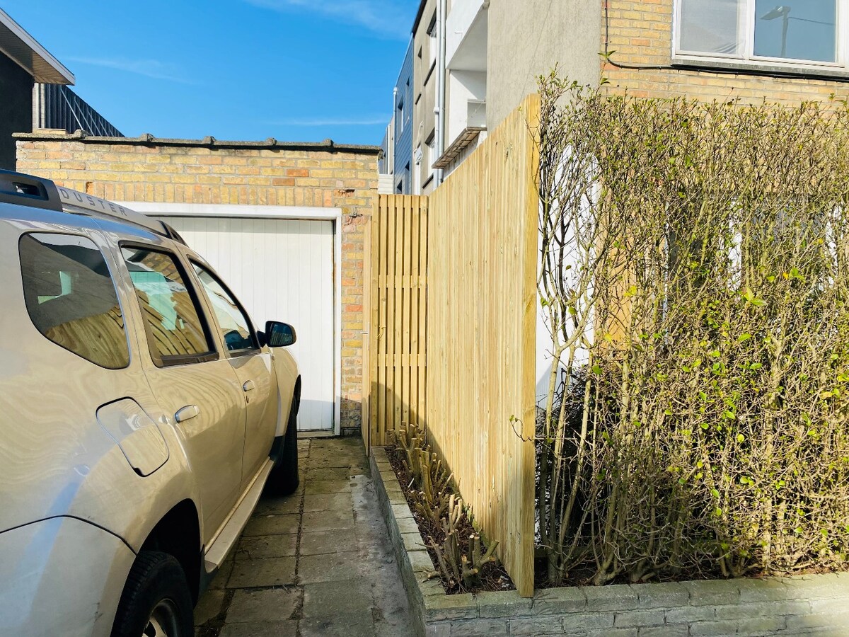 Lichtrijk 2-slaapkamerappartement met terras, garage en extra staanplaats in het centrum van Heist 
