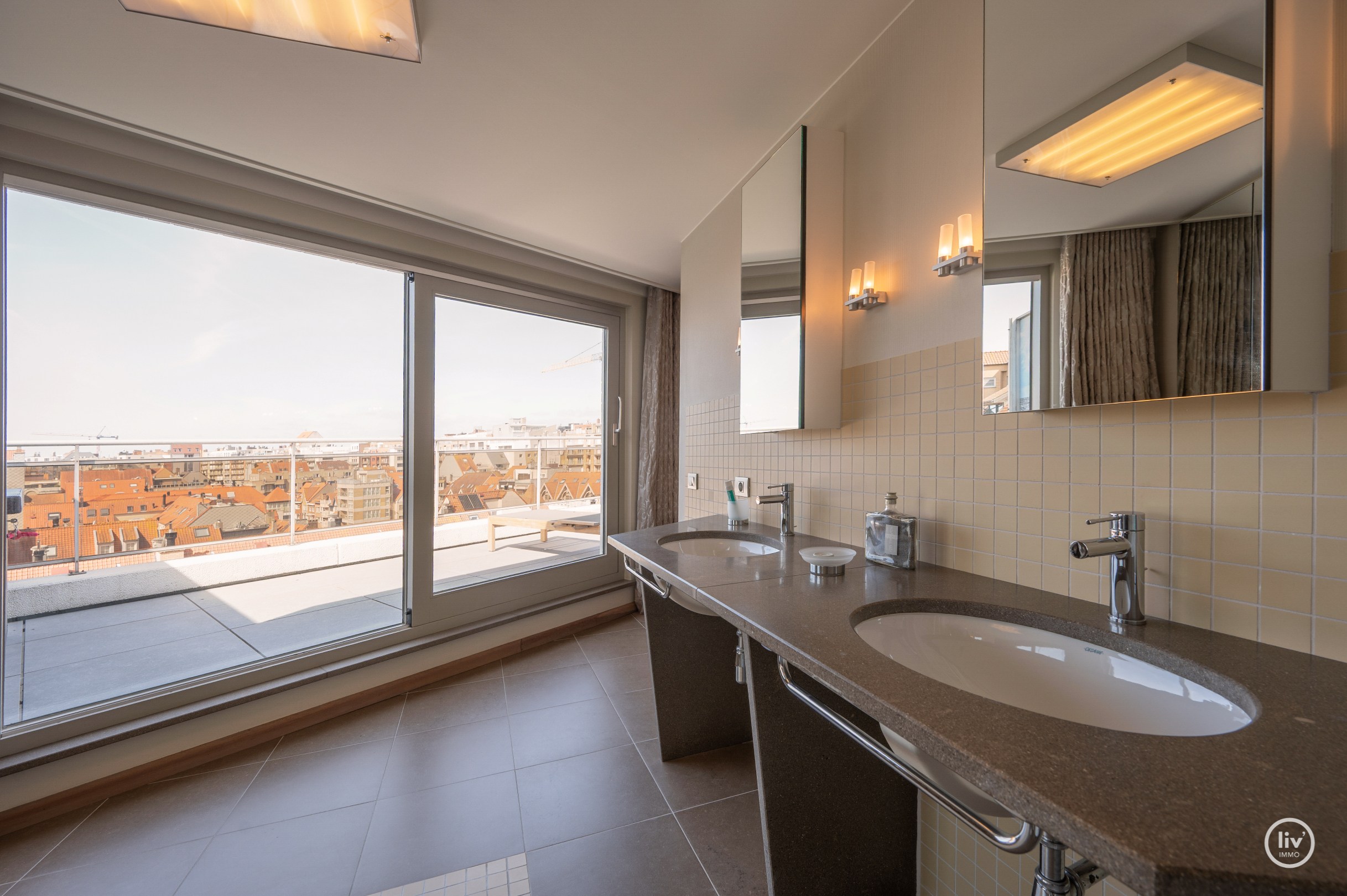 Dit magnifieke duplexappartement combineert uitzonderlijke volumes met adembenemende zichten over zowel de omliggende bossen als de zee. 