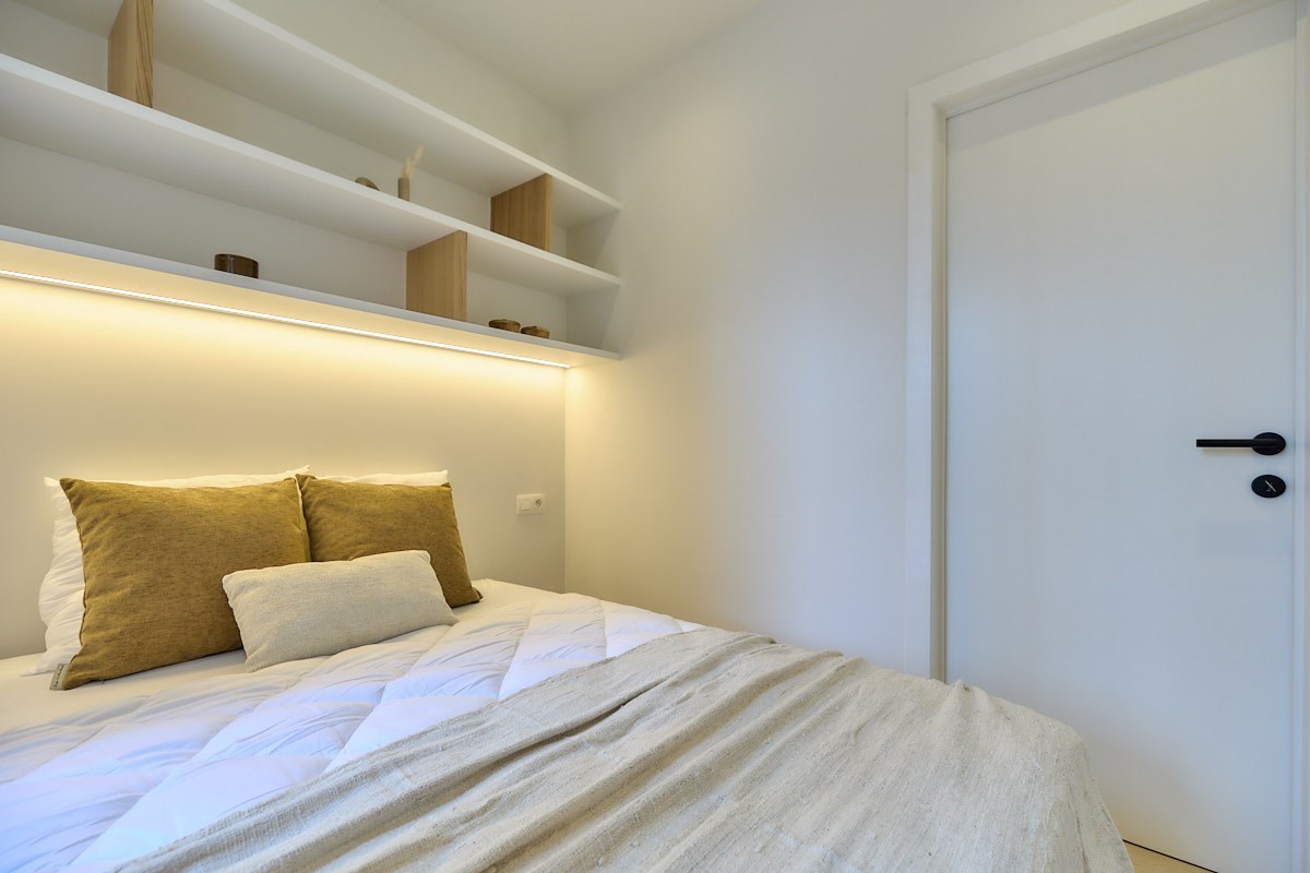 Appartement entièrement rénové avec 4 chambres, situé au centre de Knokke, près de l'avenue Dumortier, avec vue latérale sur la mer. 