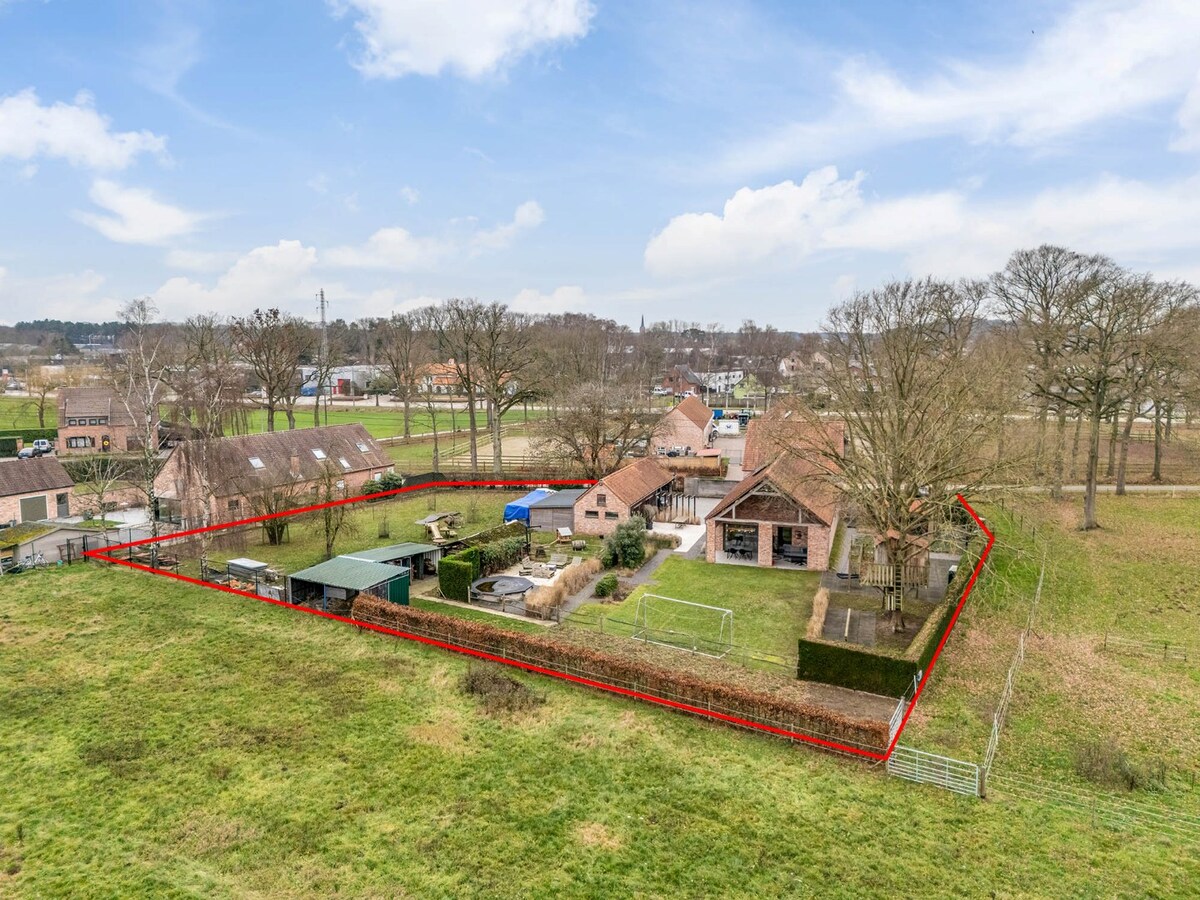 Uniek landhuis op een perceel van +/- 27 are in een GROENE oase 