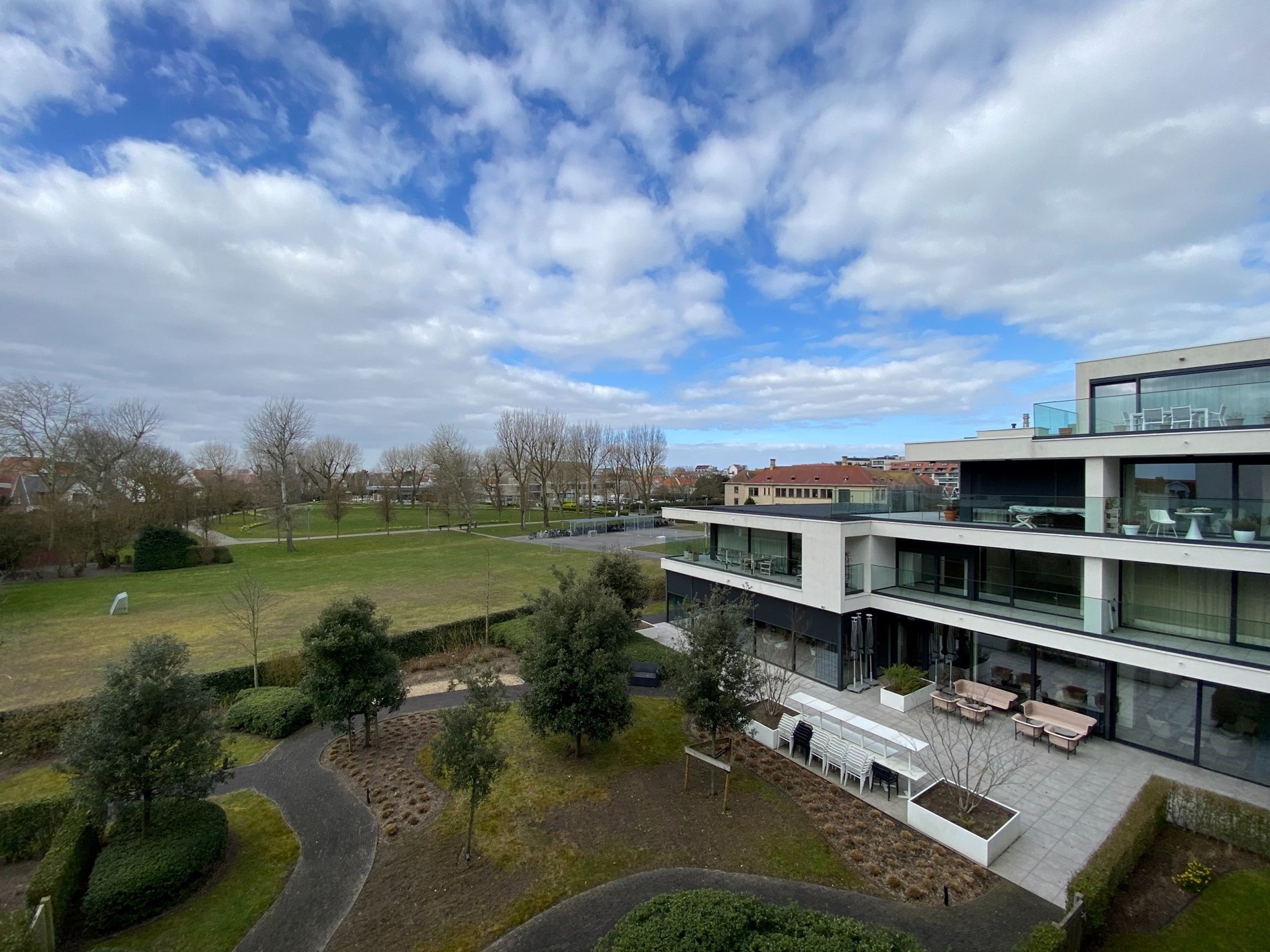 ONGEMEUBELD: SERVICEFLAT: Lichtrijk 1-slaapkamer appartement met een groot terras en mooi open zicht op het cultuurcentrum Scharpoord in de Residentie Cypres. 