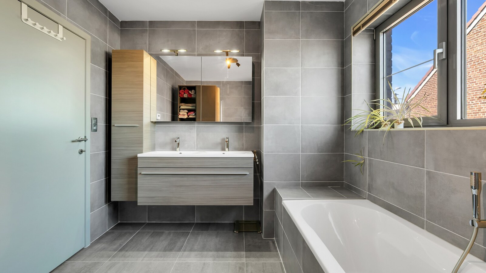 TIELT-WINGE - ruime &amp; recente vrijstaande woning 6 slks 