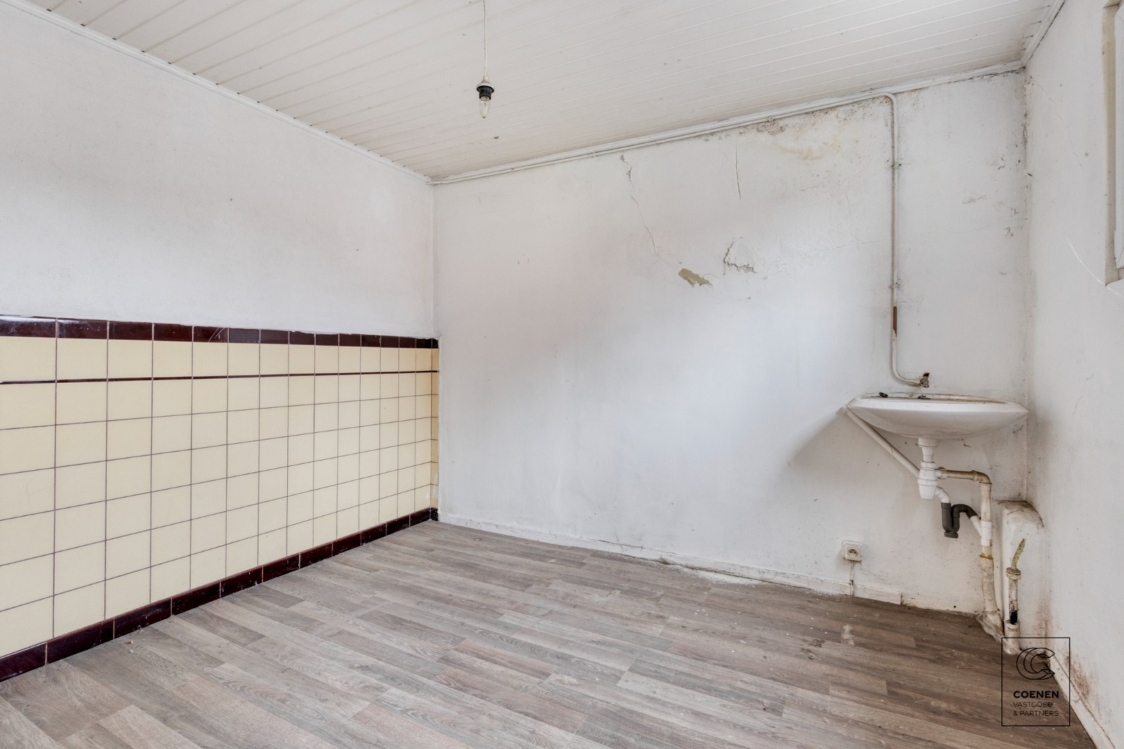 Te renoveren appartement met handelsruimte op een gunstige locatie te Kessel! 