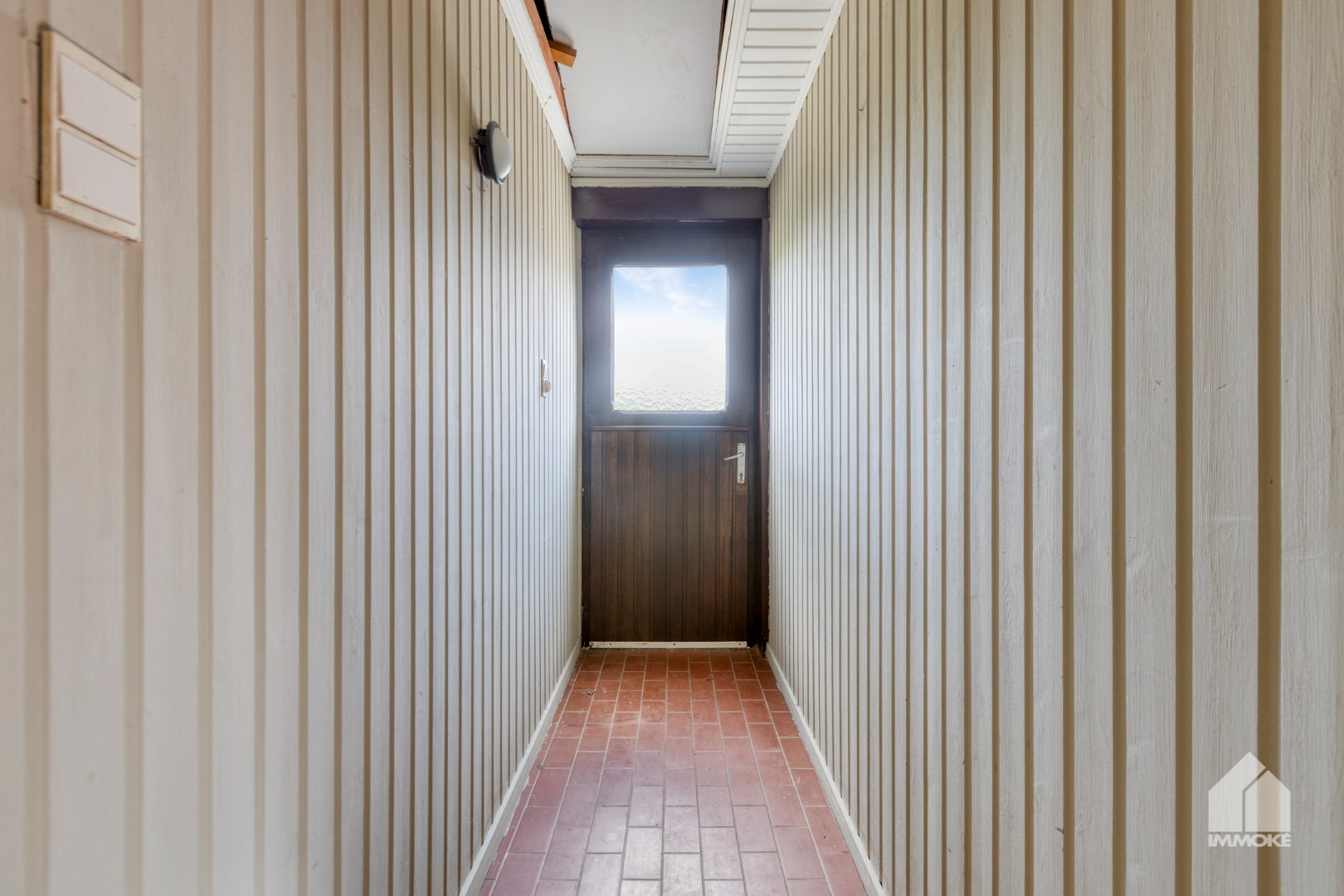Te renoveren woning op 8a 40ca met 3 slpk en vrijstaande garage. 