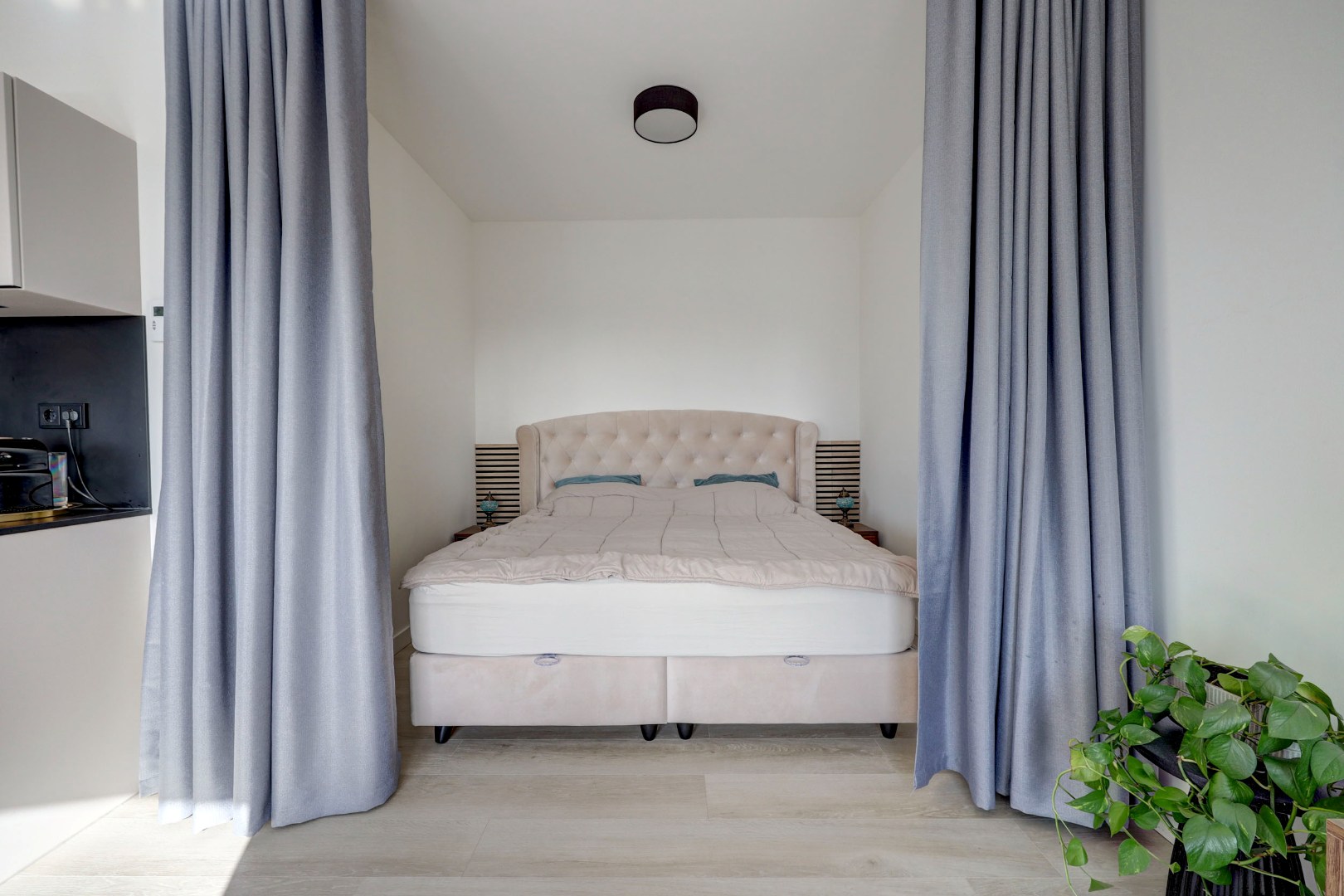 Energiezuinig en instapklare studio met energielabel A, moderne keuken en badkamer en uitzicht op de skyline van Rotterdam. 