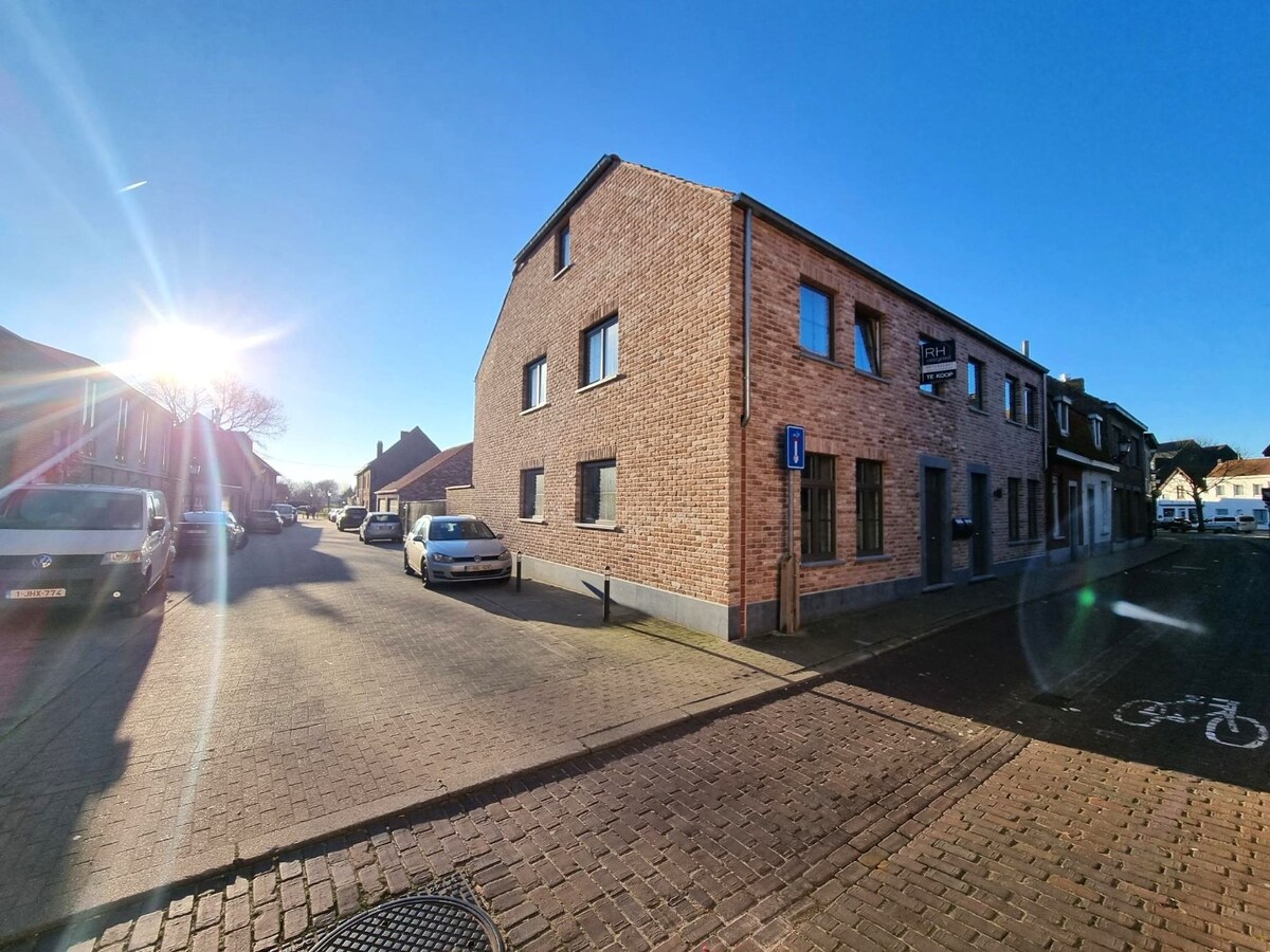 Halfopen nieuwbouwwoning (onder registratierechten!) met dubbele garage te Dudzele 